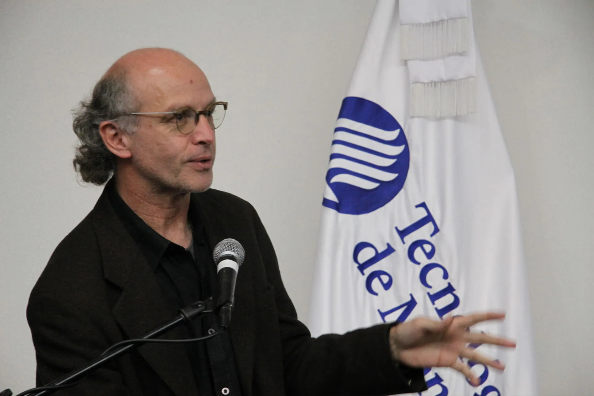 Juan Carlos Rulfo proyectó un fragmento de su nuevo documental 100 años con Juan Rulfo en el marco de las actividades organizadas por el programa Pasión por la Lectura con motivo del centenario del nacimiento de uno de los más célebres escritores mexicanos.