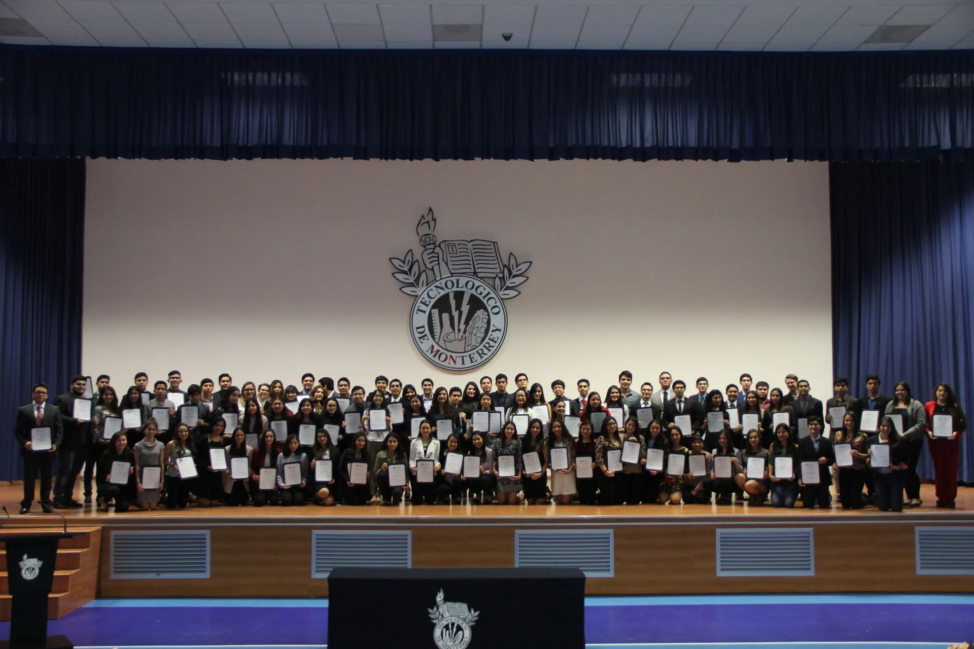 Alumnos reconocidos por su desempeño