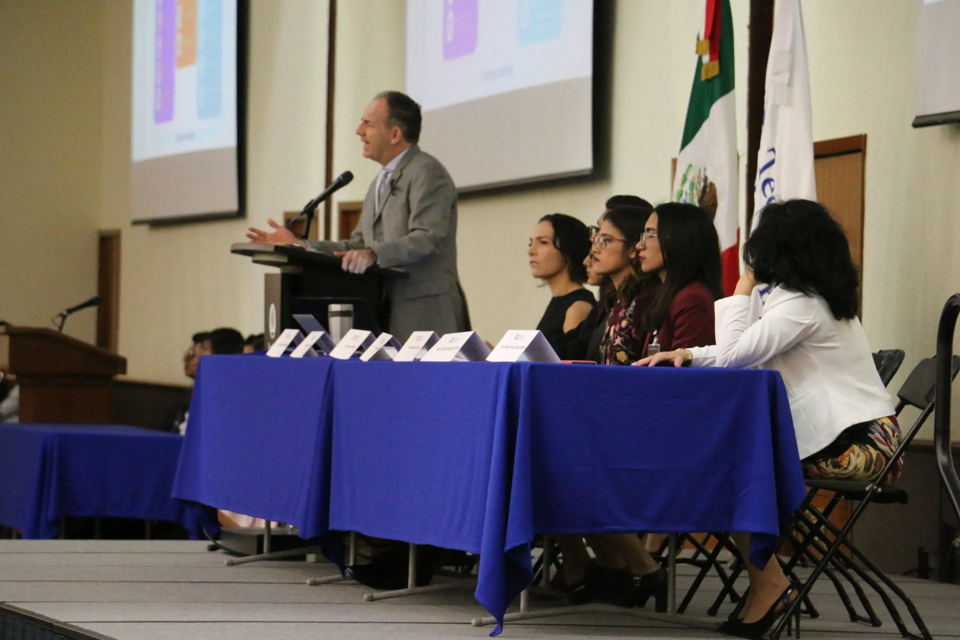 Varios alumnos de diversas instituciones en niveles de secundaria y preparatoria ejercitaron sus habilidades de expresión verbal en la vigésimo quinta edición de TECMUN Jr., llevada a cabo en Tec Estado de México.
