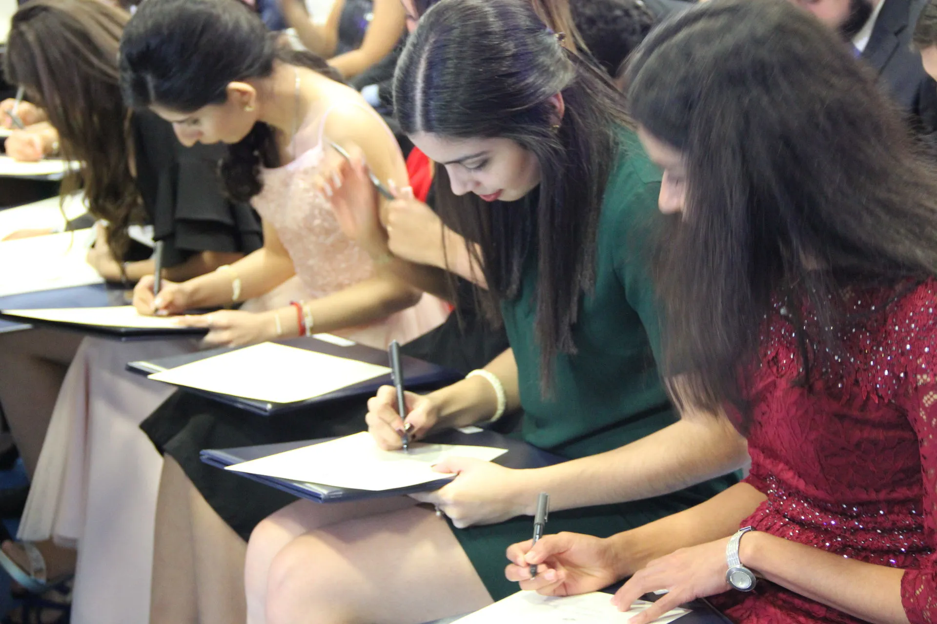 graduación alumnos diciembre, firmando su título profesional