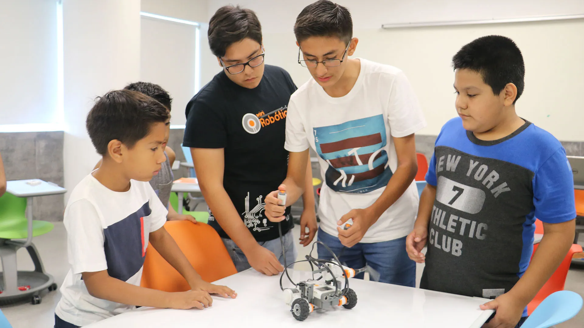 MiniRobótica, servicio social coordinado por alumnos que estudian ingeniería en el Campus Monterrey, Cumplen una década de acercar a niños con la robótica
