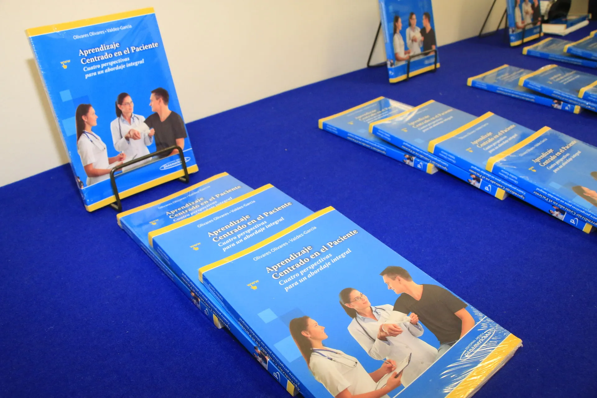 El libro fue escrito por Jorge Valdez García y Silvia Olivares, ambos integrantes de la Escuela de Medicina y  Ciencias de la Salud del Tecnológico de Monterrey.