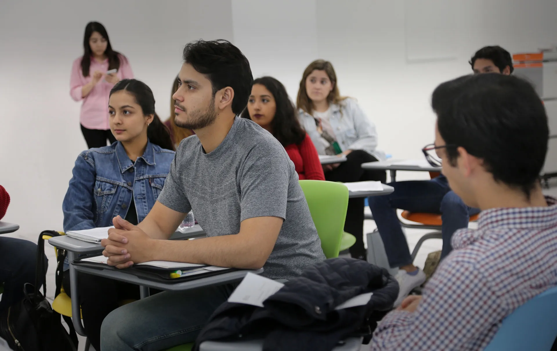 Alumnos en sesión de arranque de semestre 1