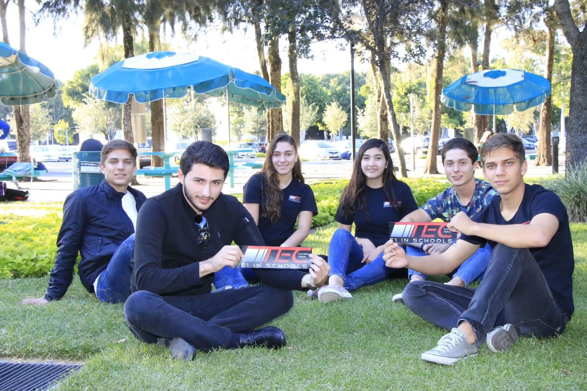 Cada integrante del equipo tiene actividades específicas dentro de la escudería para cubrir diversas áreas como: mercadotecnia, patrocinios, ingeniería y negocios, entre otras.