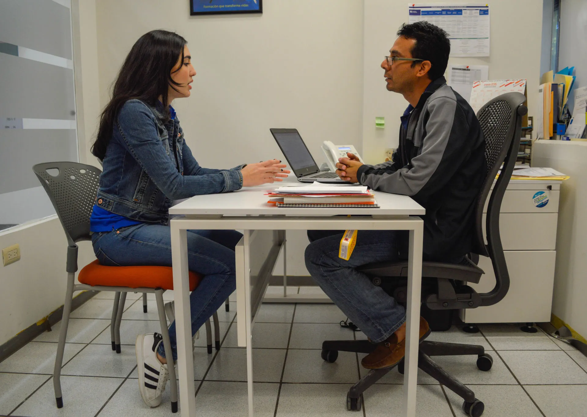 Cosme atendiendo a una alumna