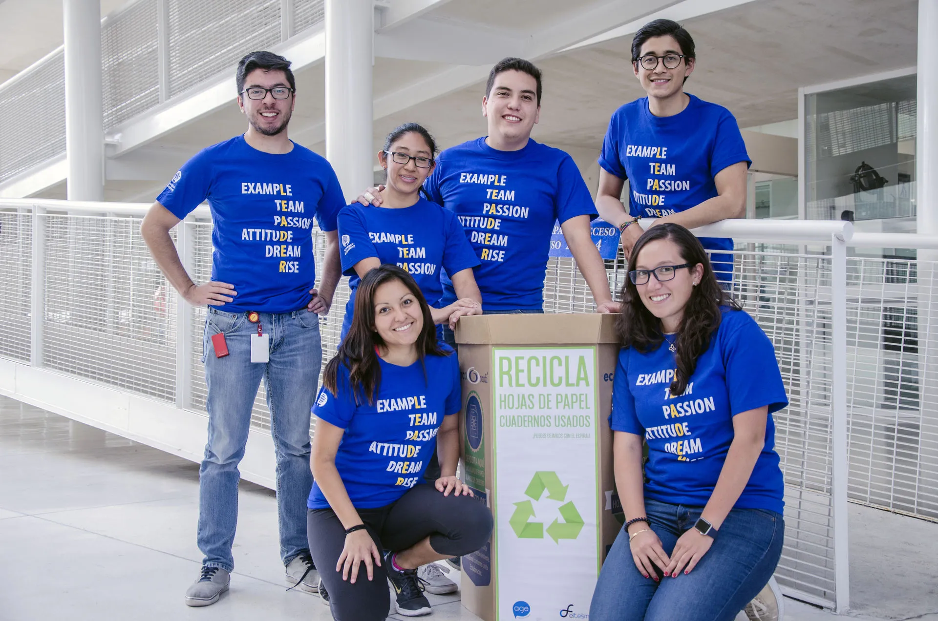 Estudiantes del Tecnológico de Monterrey en Estado de México diseñan una campaña de reciclaje de papel para hacer conciencia sobre el desperdicio de este material.