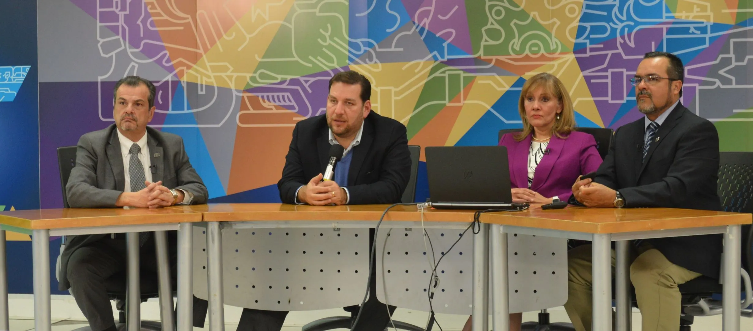 El docente deberá cumplir con varios aspectos para aplicar a las categorías de la Avenida de Desarrollo del Profesor Clínico, entre los cuales destacan: excelencia académica, vinculación de sus cursos, aplicación de herramientas tecnológicas en sus clases, implementar actividades con alumnos de apoyo a la Visión; entre otros.