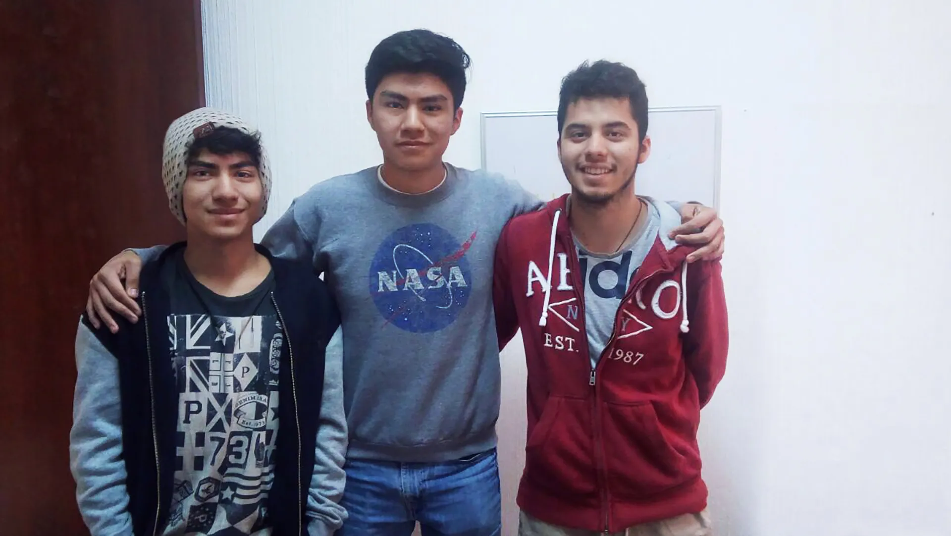 Diego, Daniel y Brandon, posando para la foto antes de viajar a Quintana Roo