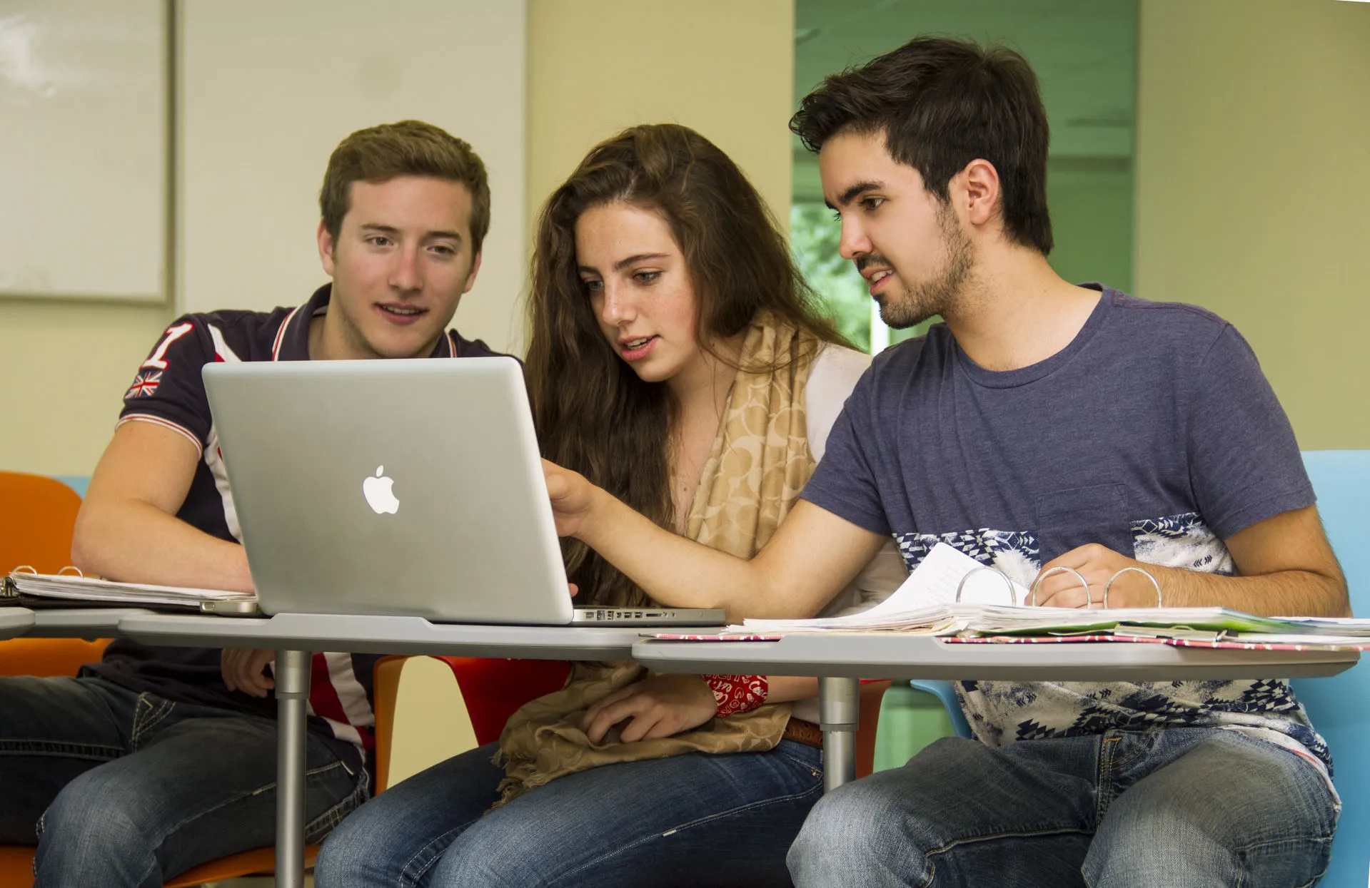 alumnos estudiando frente a una computadora