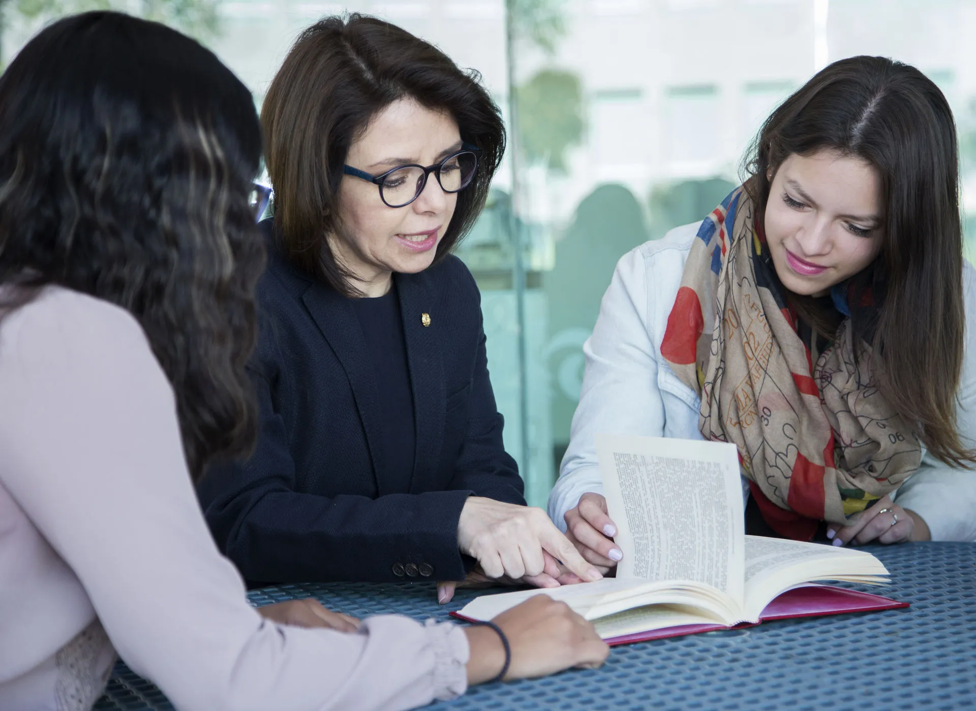 alumnos y profesor estudiando