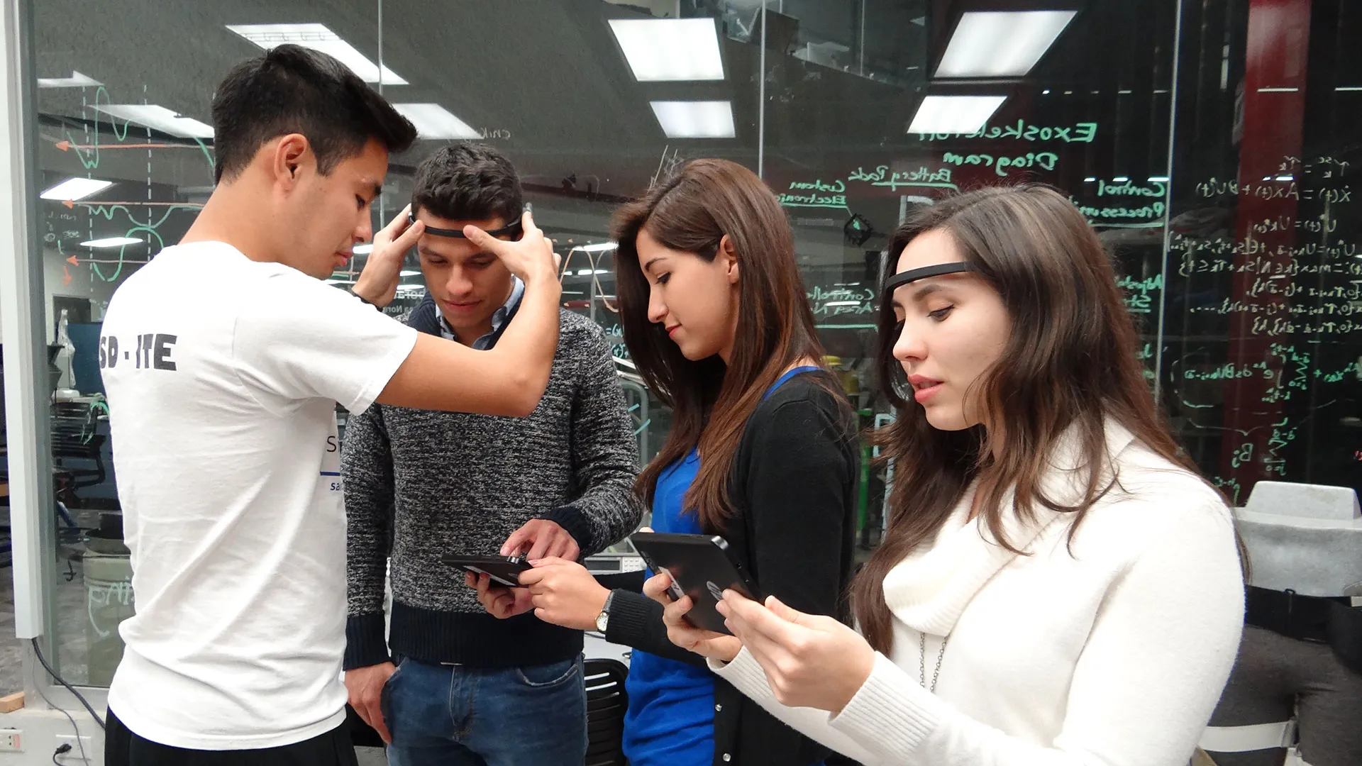 Estudiantes ganadores del Premio Rómulo Garza