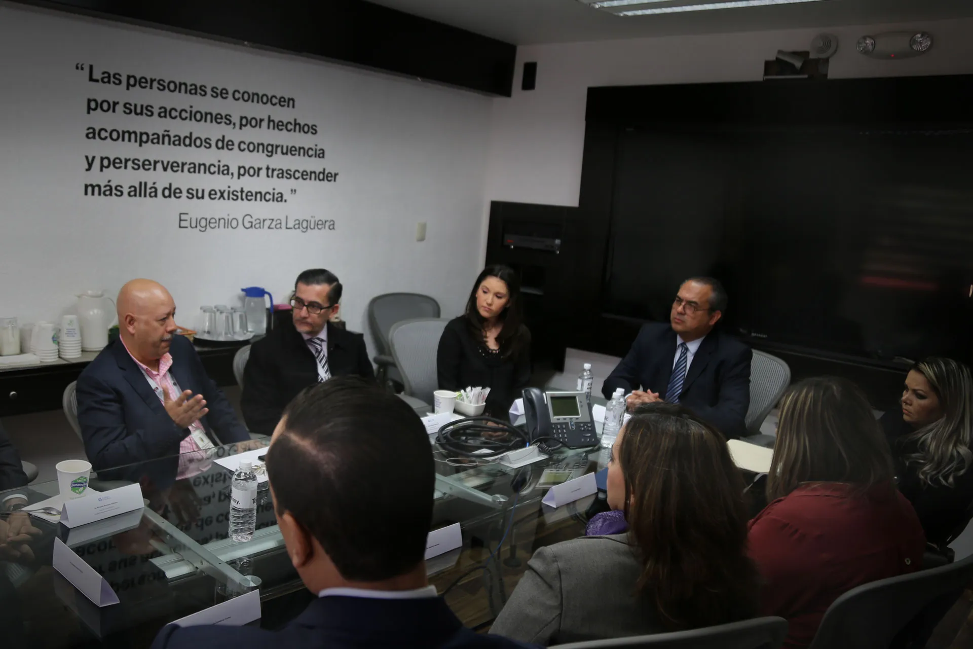 Direcotores realizando la firma del convenio