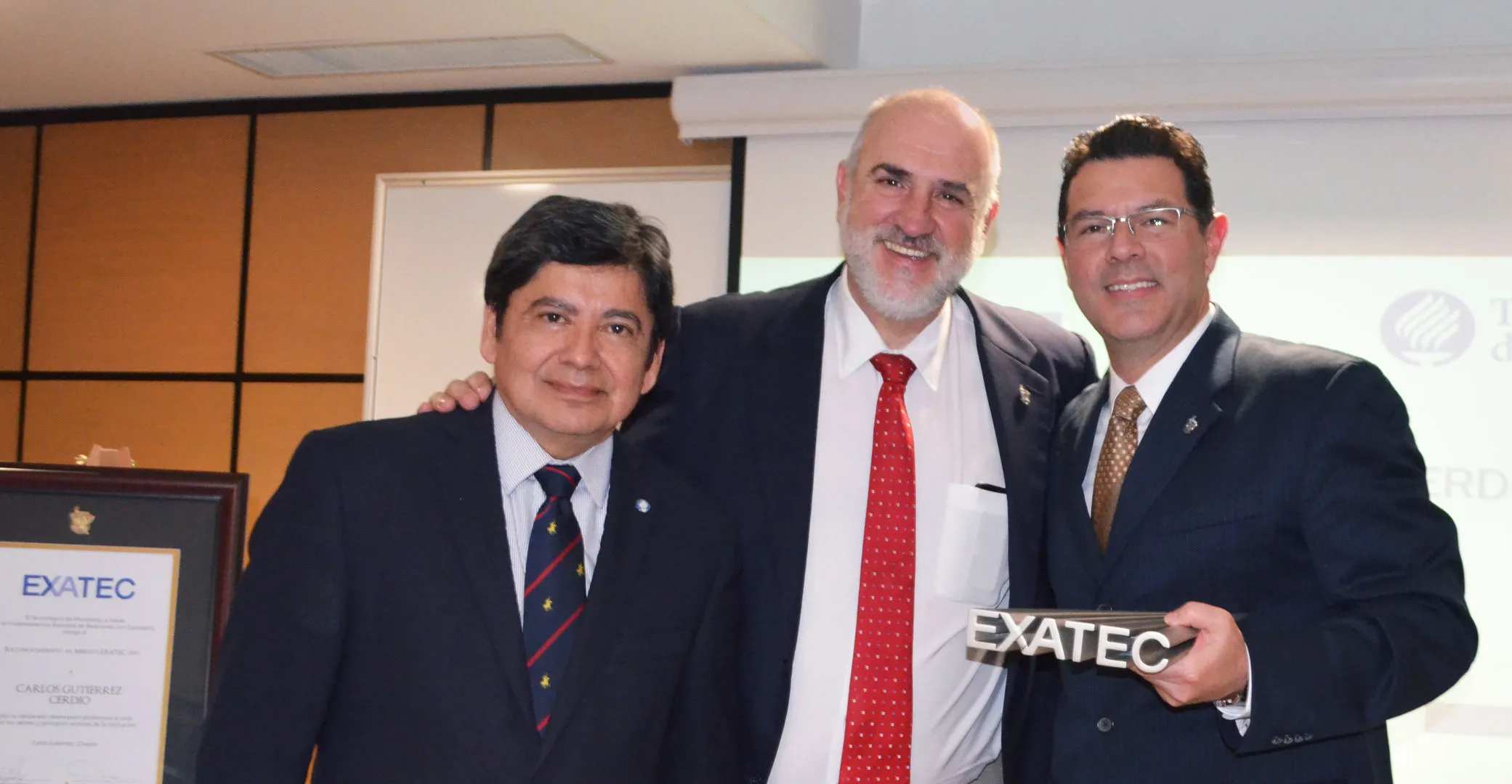 Carlos Gutiérrez Cerdio, en compañía del Director del Campus y el Rector de la Zona Sur