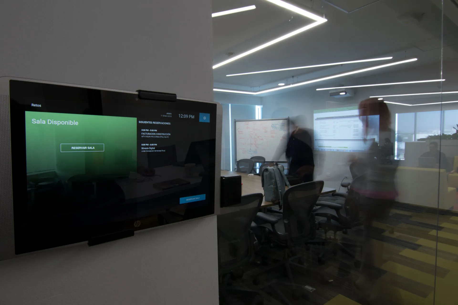 Pantallas en sala de juntas Tec