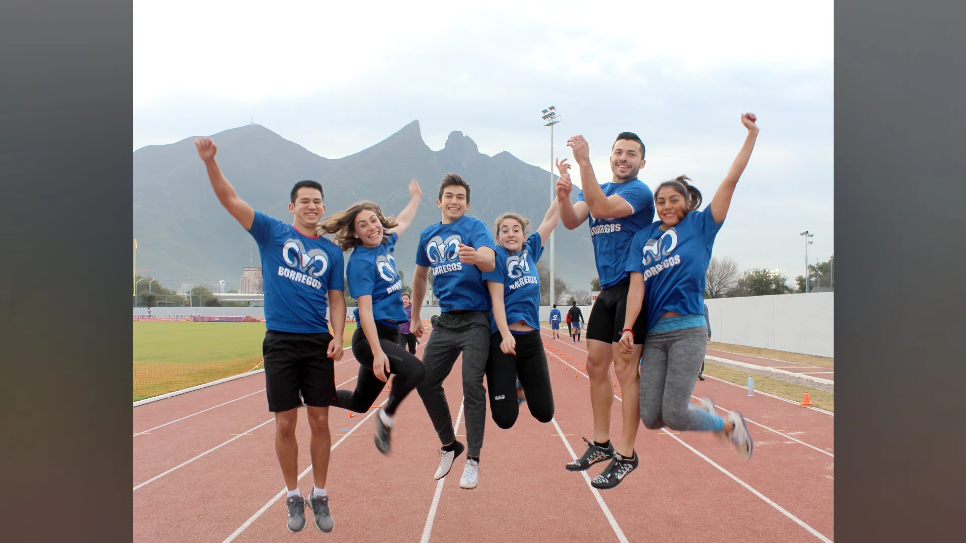 Atletas del Tec de Monterrey en su nueva pista