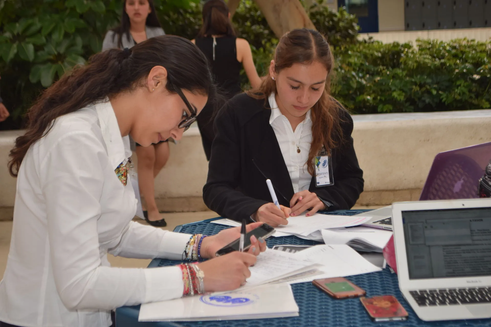 Alumnas preparándose para su siguiente debate. Bigdebate 2018. 