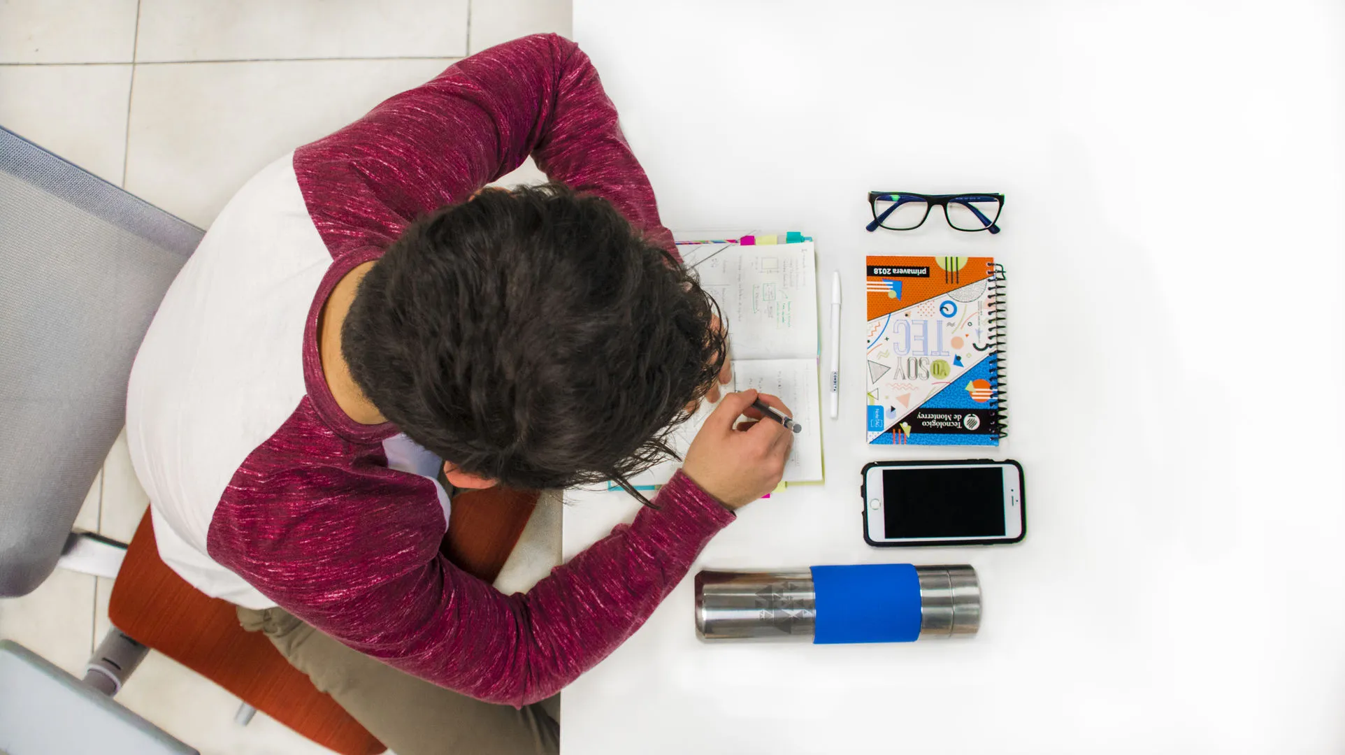 Joven estudiando para sus parciales. 