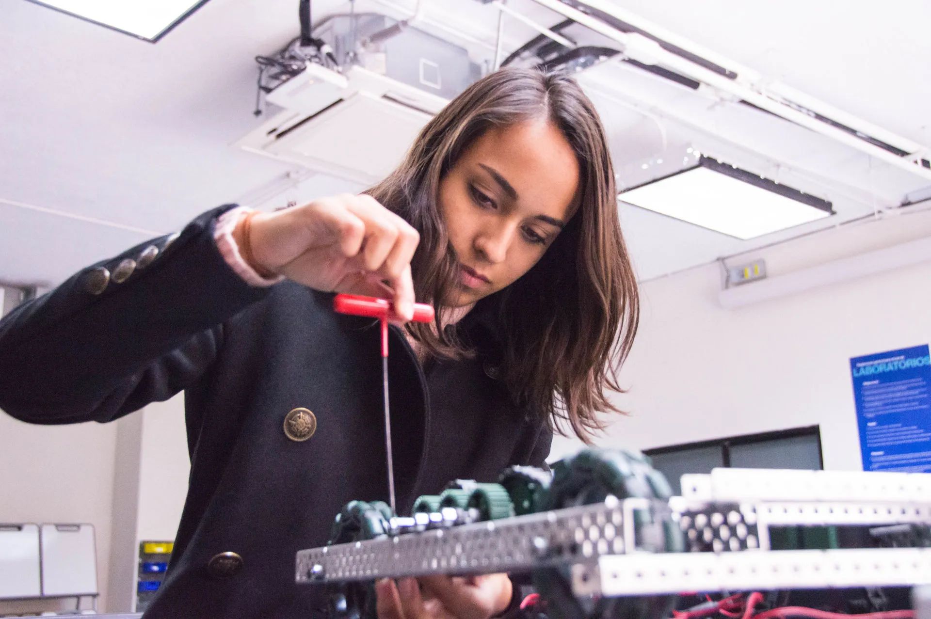 Mujer manipulando un robot con las manos