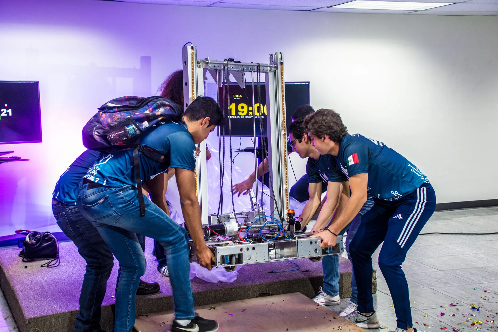 Integrantes del equipo Blue Ignition empaquetando el robot para la competencia