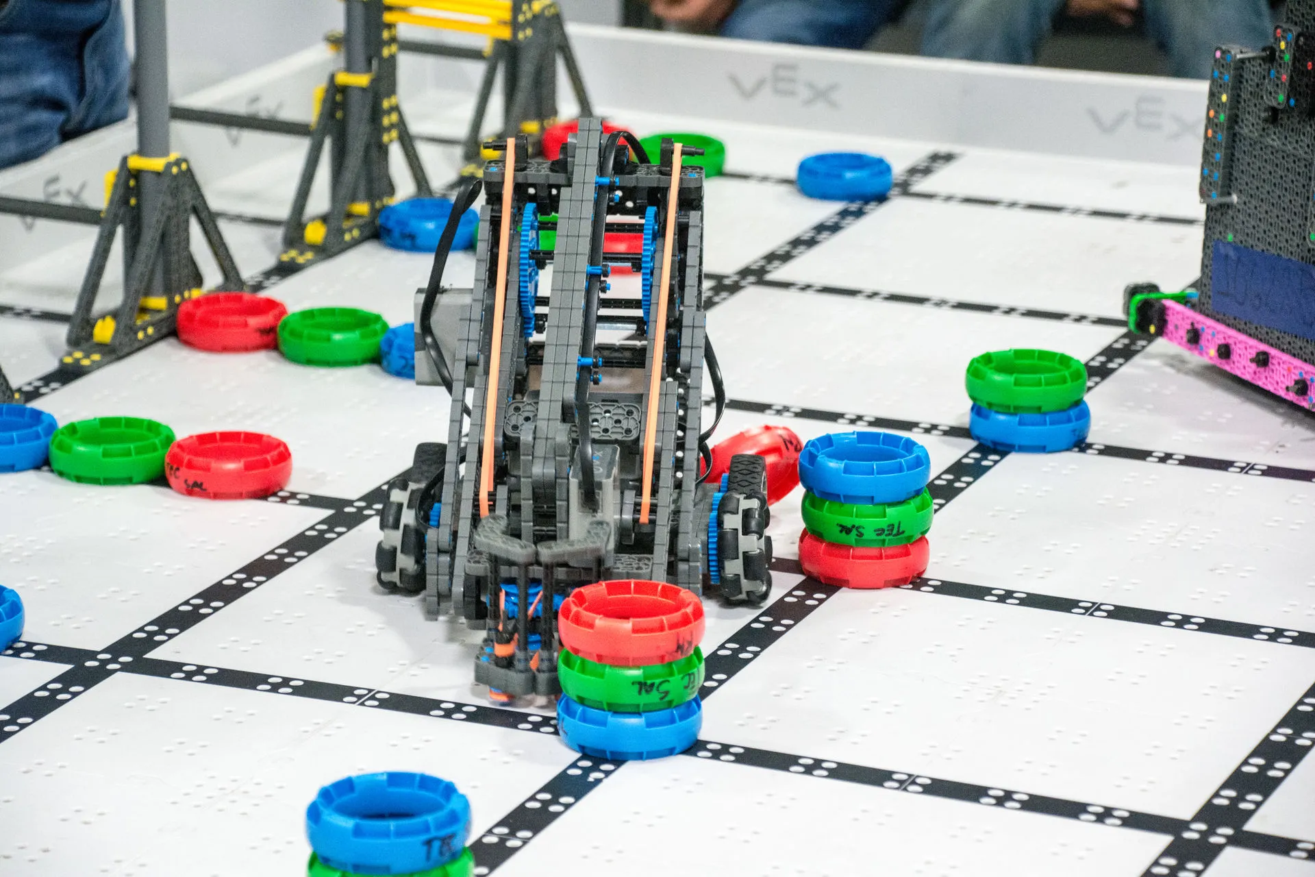 Robot de VEX IQ durante competencia