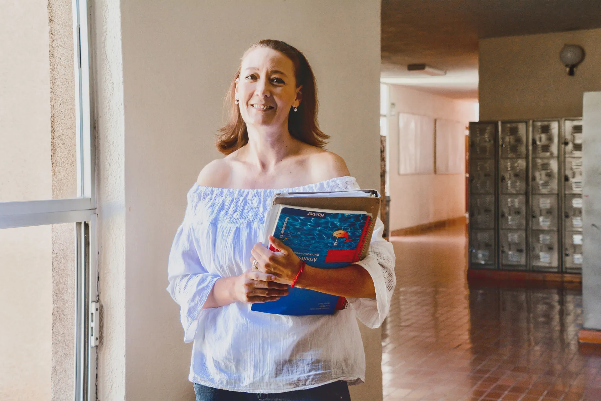Gracia de la Fuente García en el pasillo rojo de Campus Saltillo.