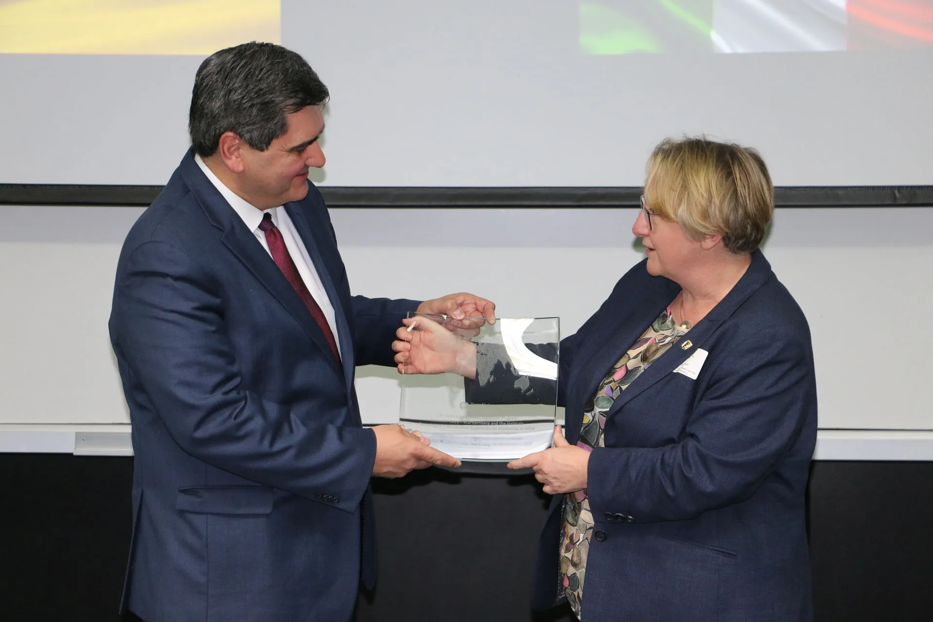 La ministra de Baden-Württemberg entregó a nuestro rector una placa conmemorativa