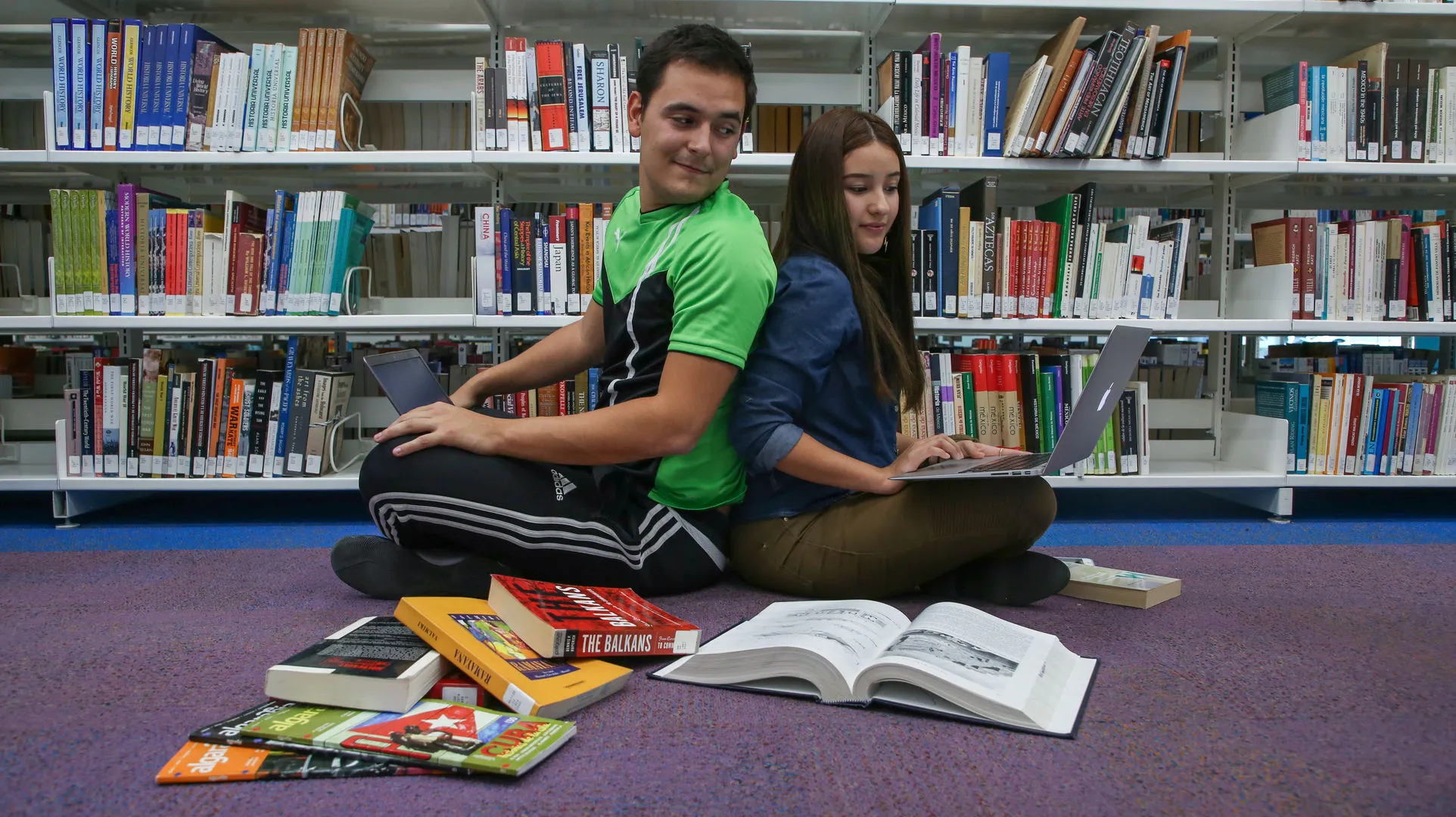 Pareja estudiando en Biblioteca en 14 de febrero