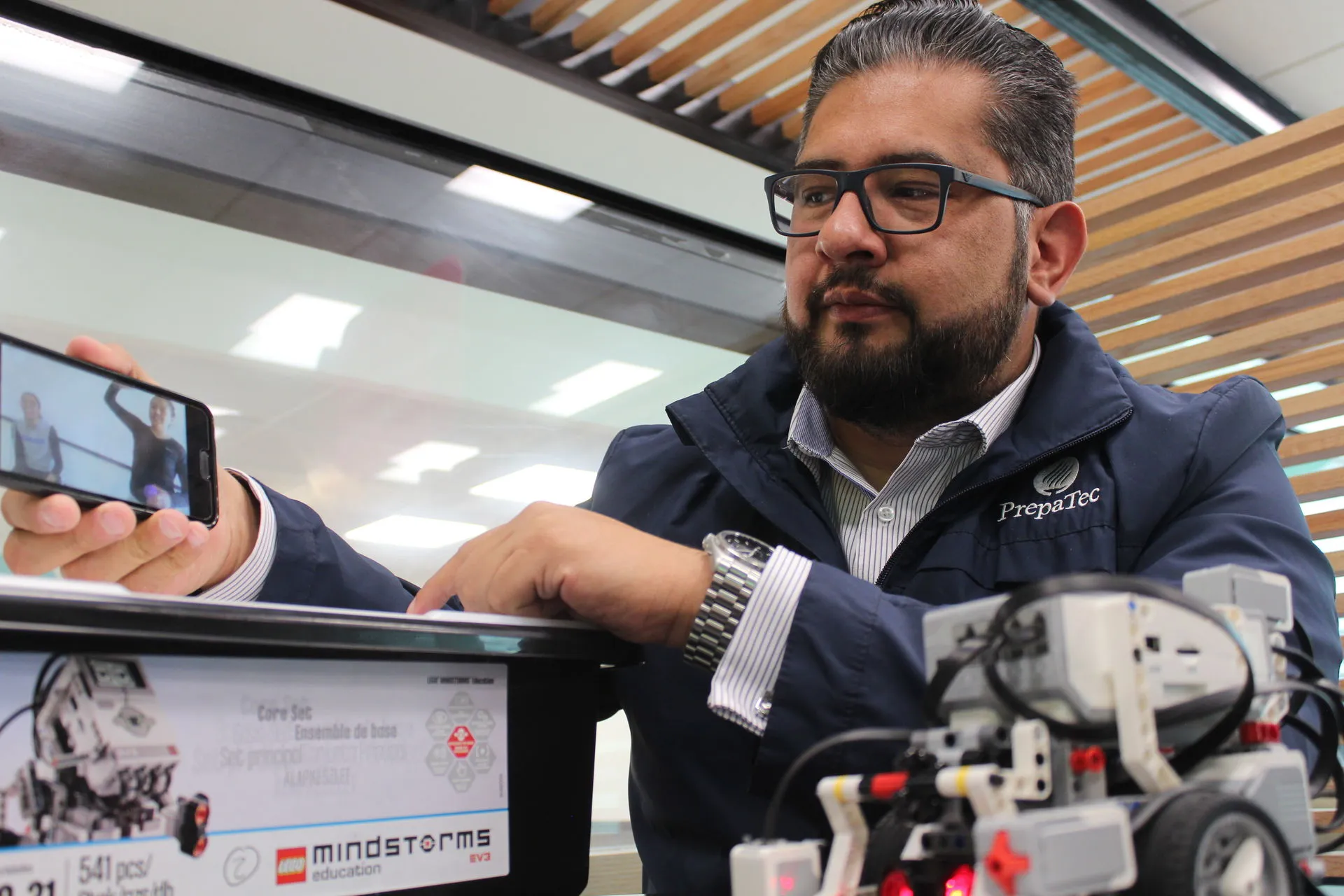 Profesor mostrando la función de un robot