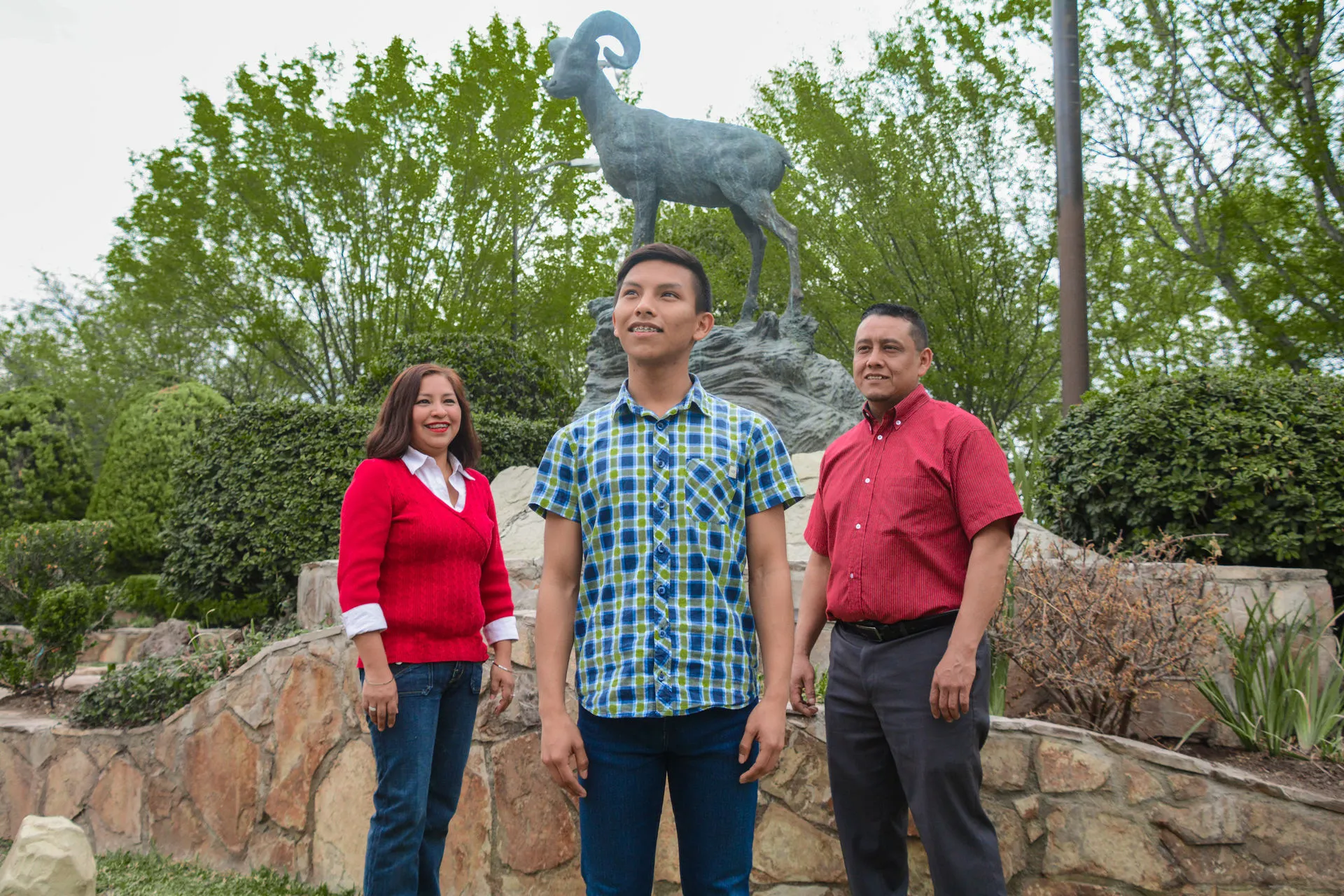 La familia Muñiz Mata delante del borrego