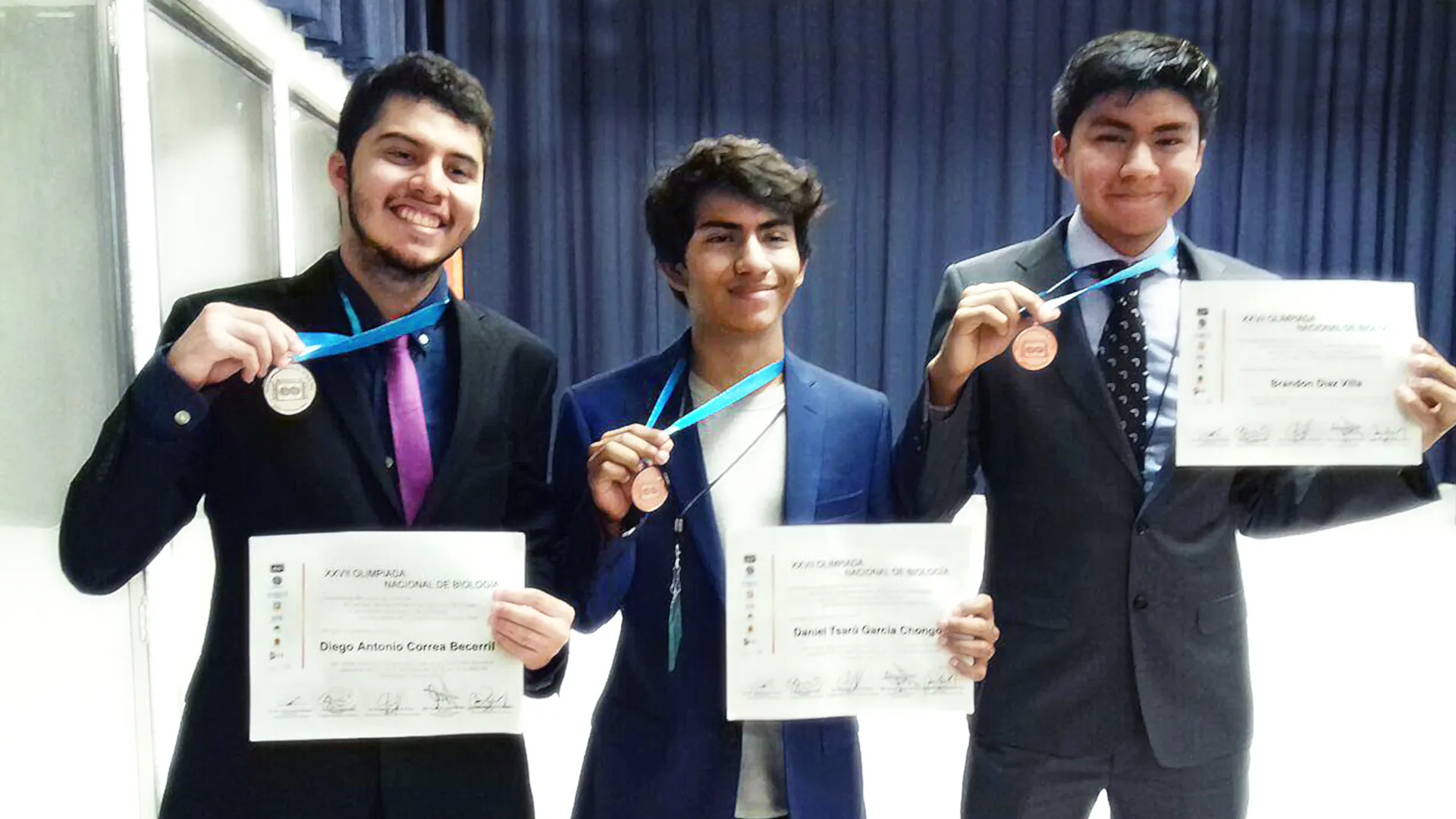 De izquierda a derecha: Diego, Daniel y Brandon con las medallas que obtuvieron