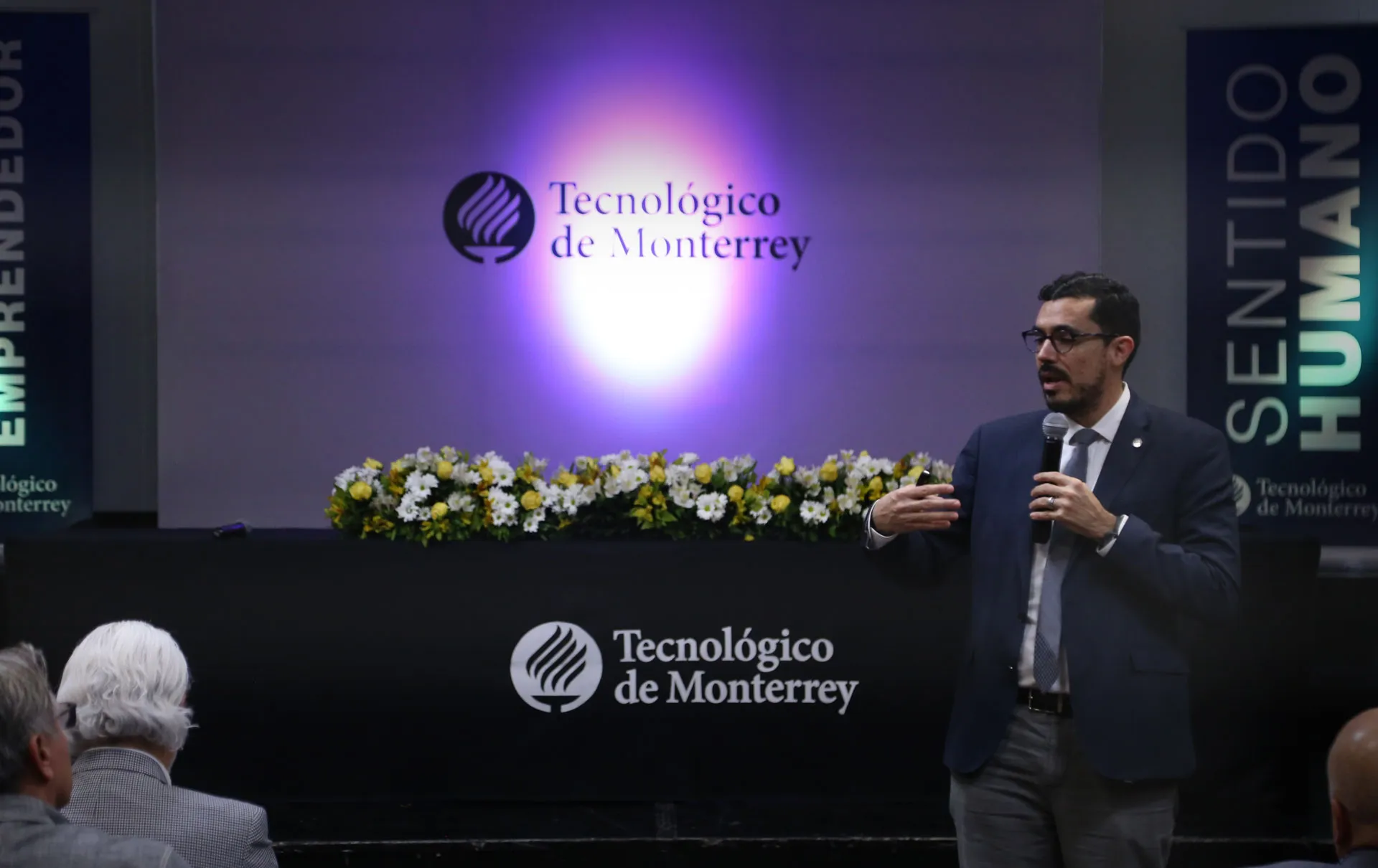 El Dr. Roberto Iniguez impartiendo conferencia