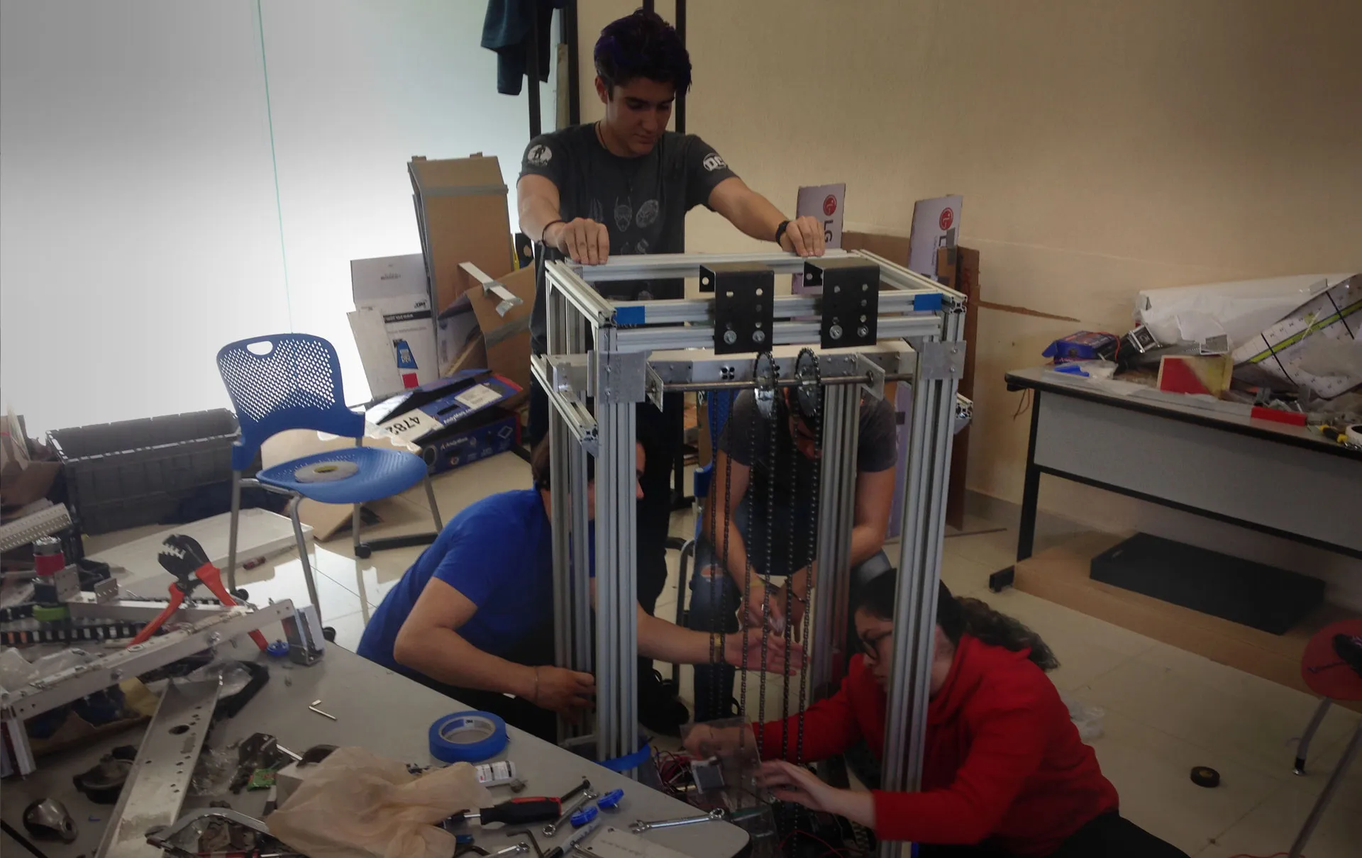 Alumnos trabajando en proyecto de robótica