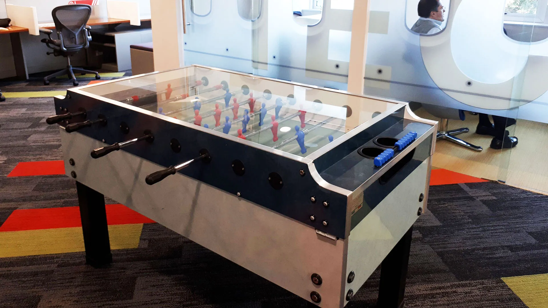 Un futbolito en las oficinas del Tec