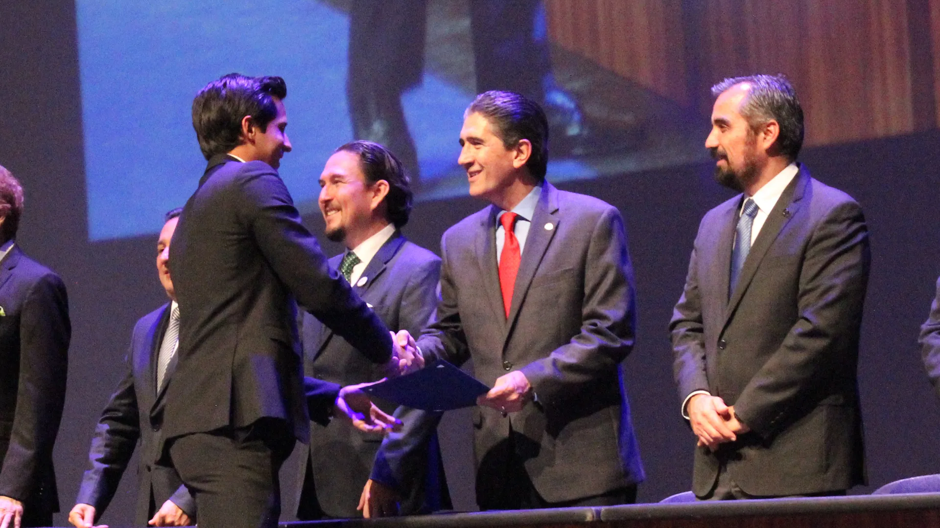 Victor Gutiérrez y directivos de Life reconocieron a los alumnos 