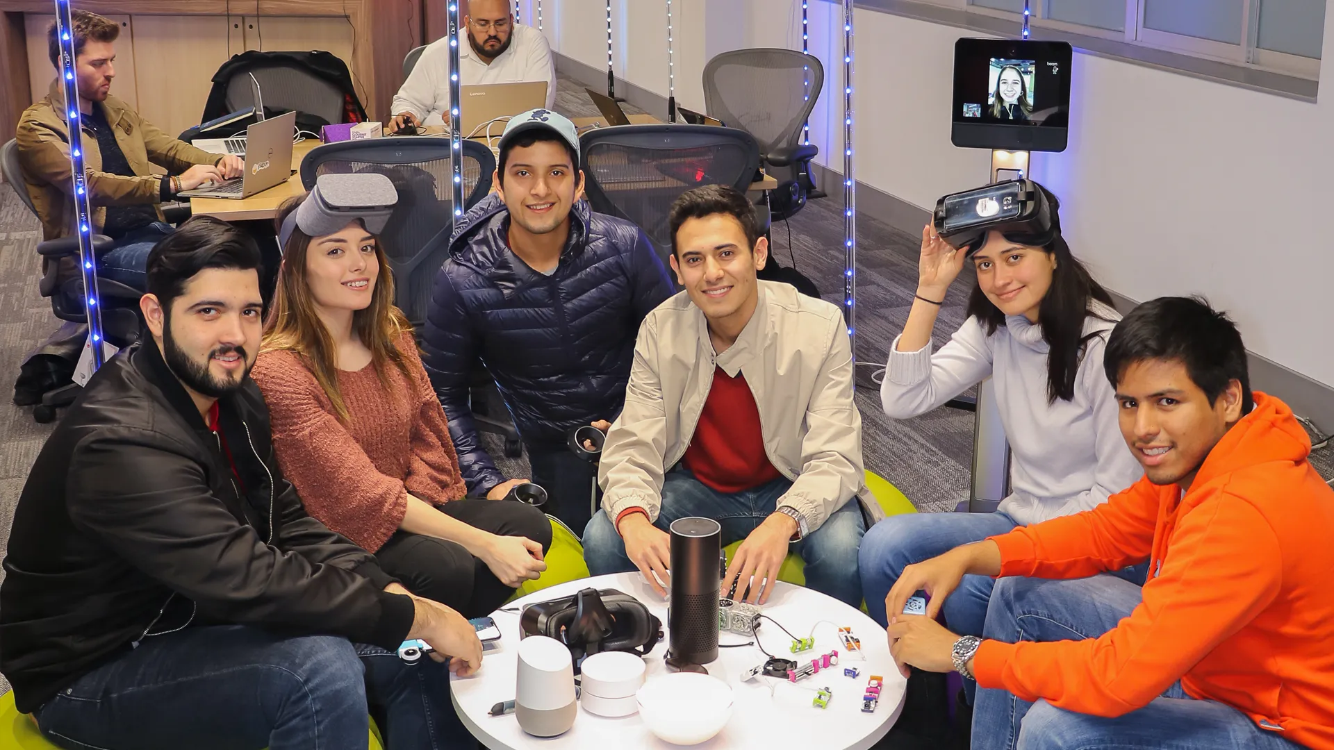 Alumnos del Tec en el Mostla: Laboratorio de Tecnologías Educativas Emergentes