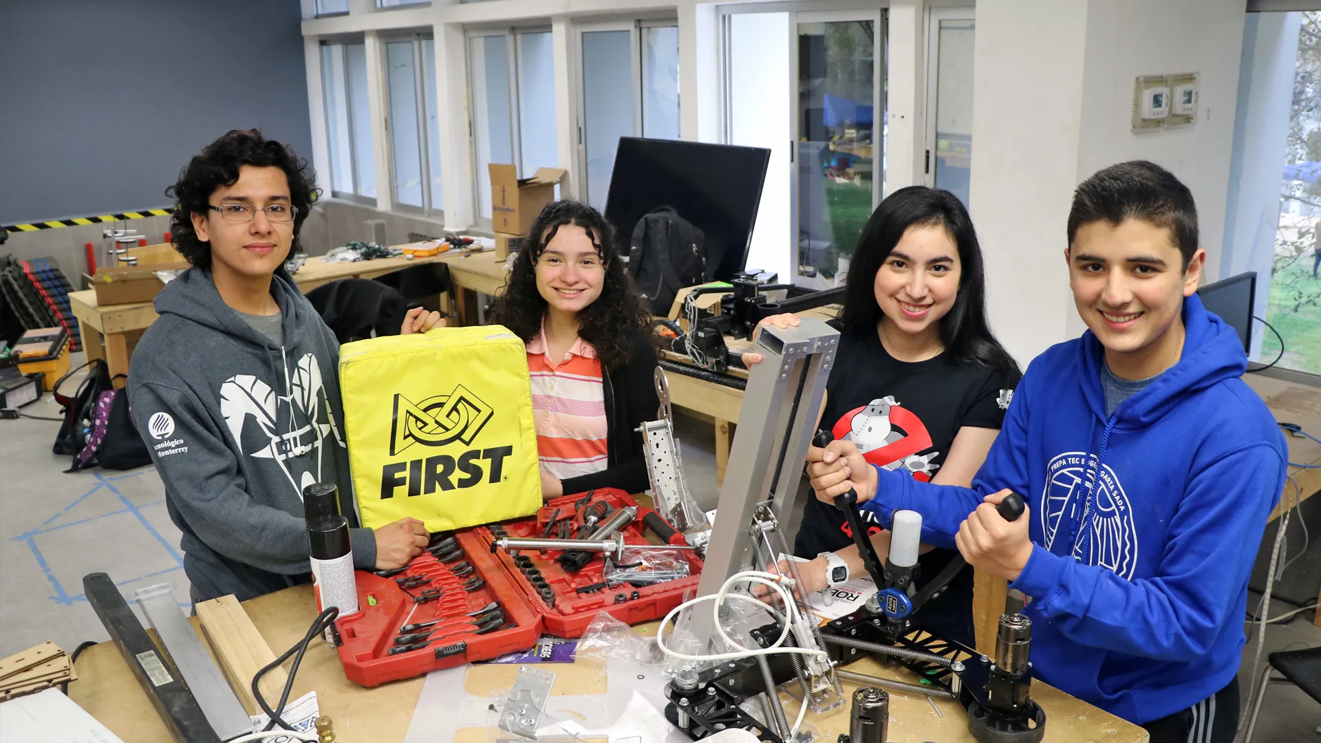 Alumnos del equipo Botbusters que competirán en FIRST