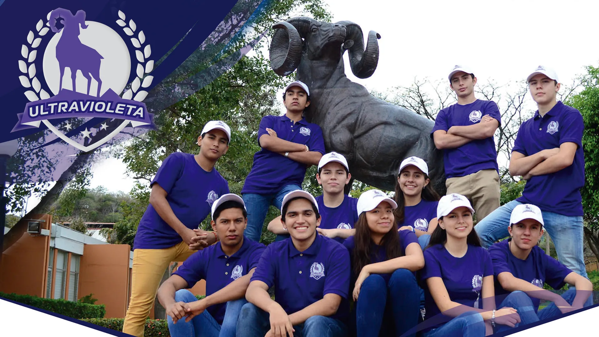 El equipo Ultravioleta posando para las cámaras de CONECTA