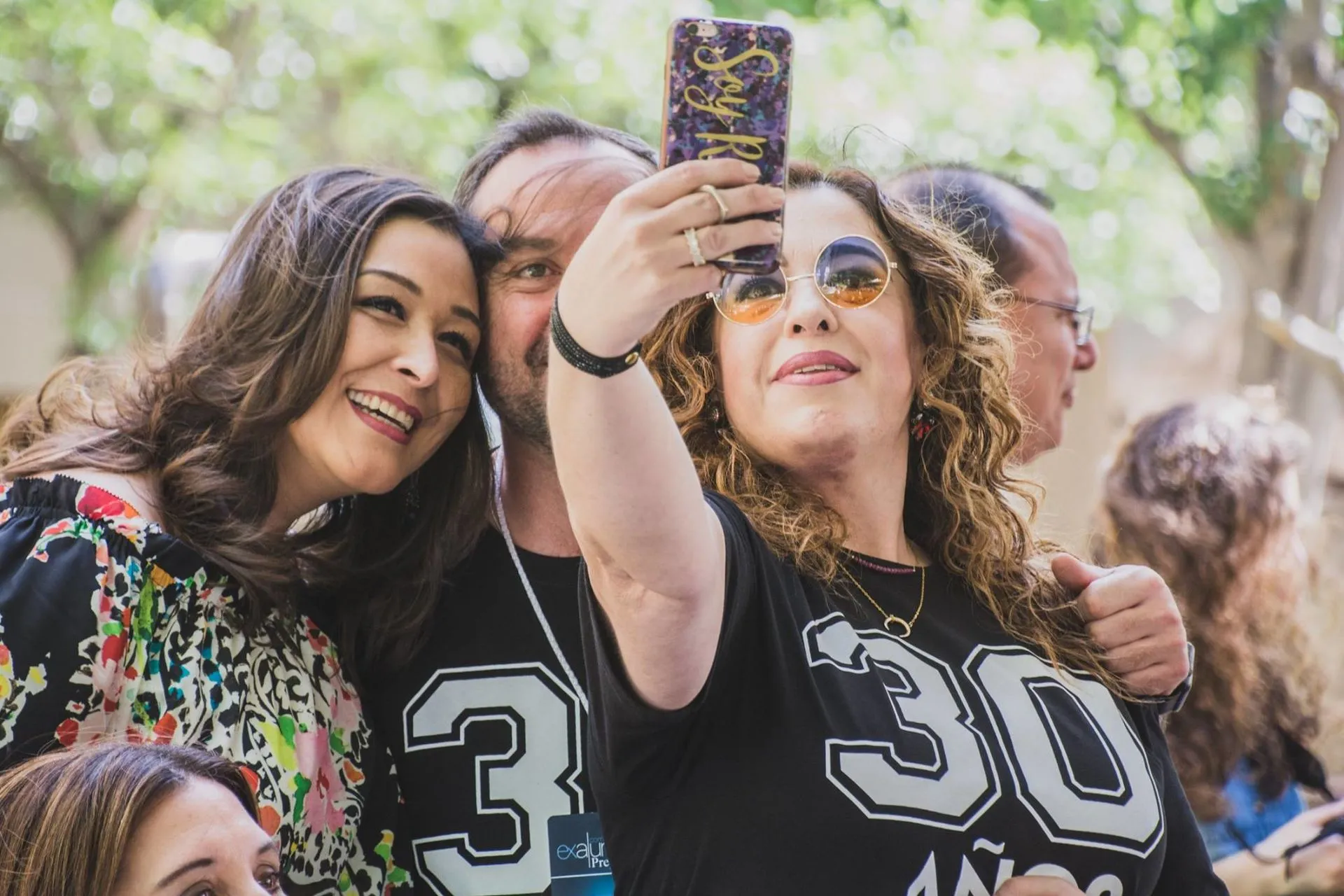 Ex alumnos tomando una selfie