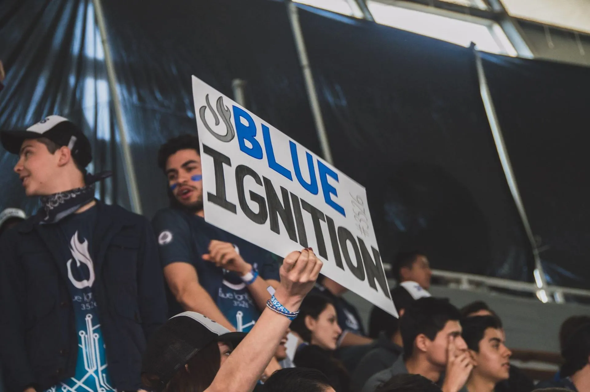 Cartel siendo sostenido por una mano