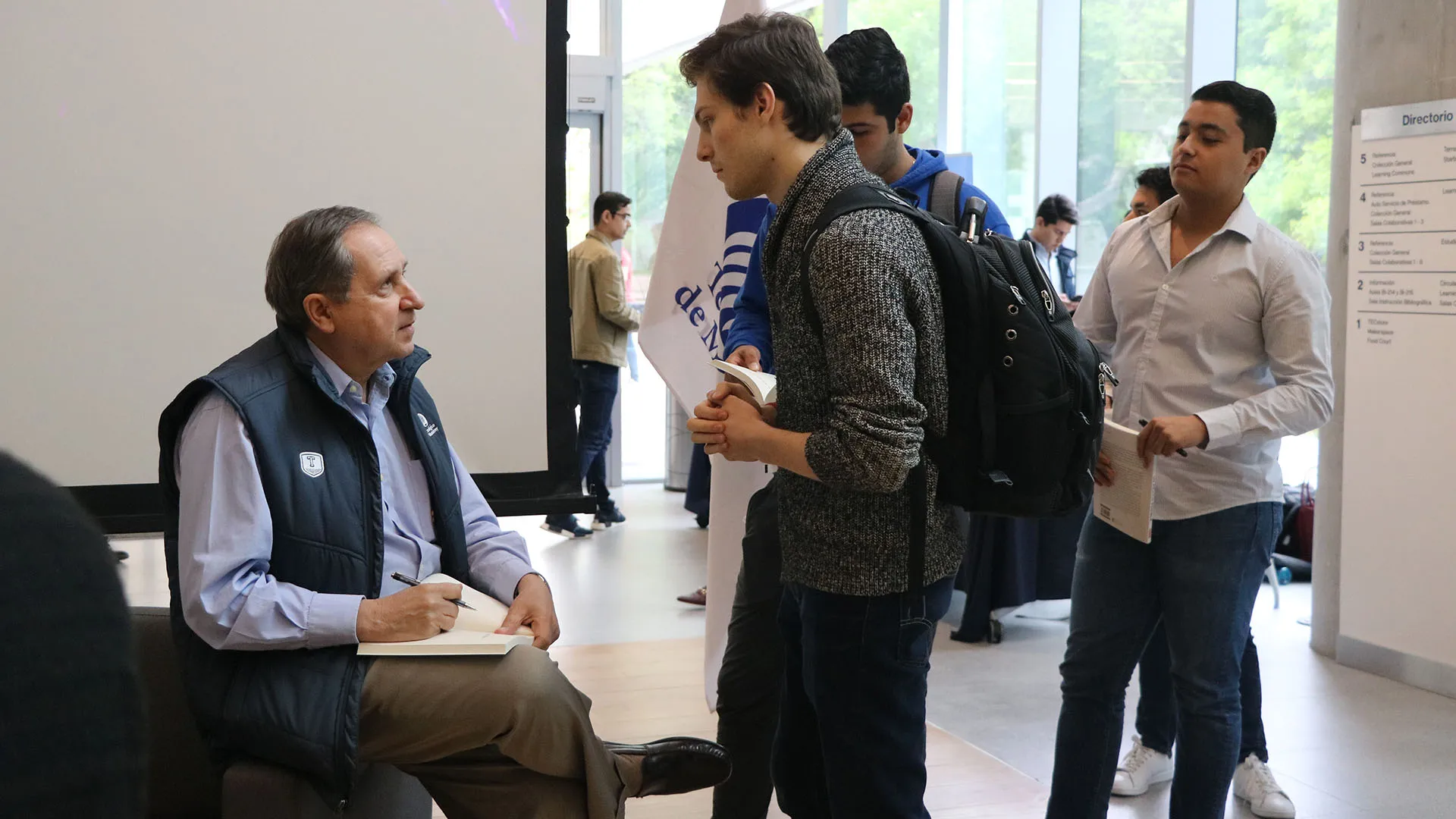 Salvador Alva, presidente del Tec de Monterrey, dialogó con alumnos sobre el libro "Un México posible"