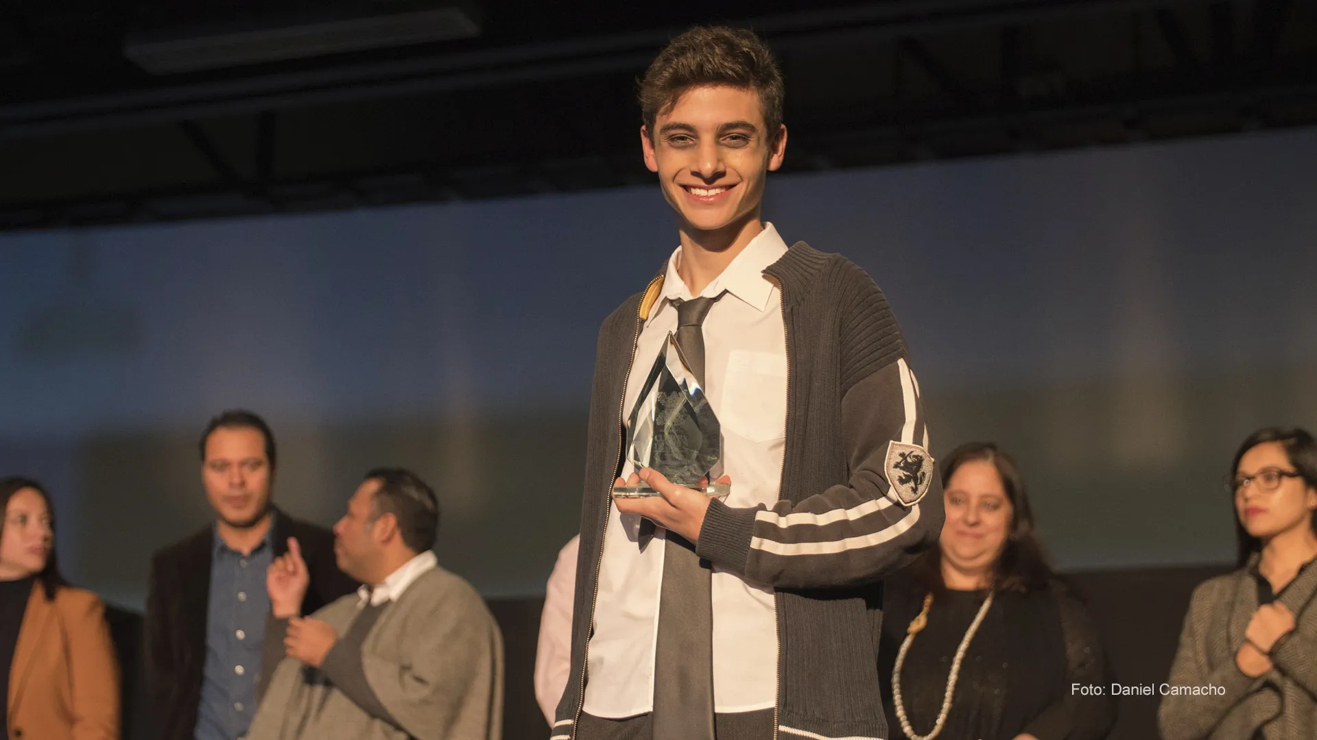 El alumno César Acosta recibió el premio al primer lugar en Monólogos.