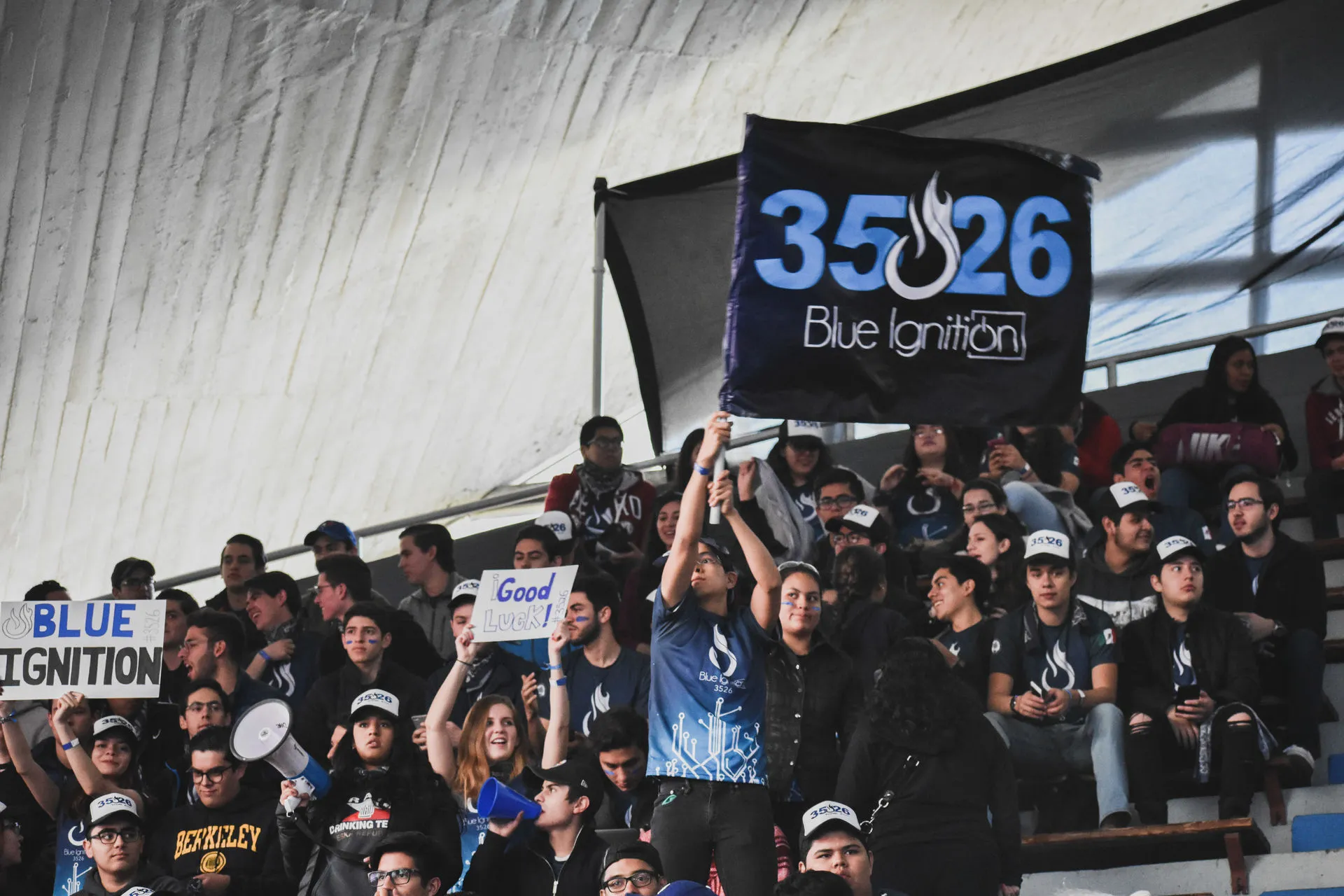 Afición con bandera y pancartas de apoyo