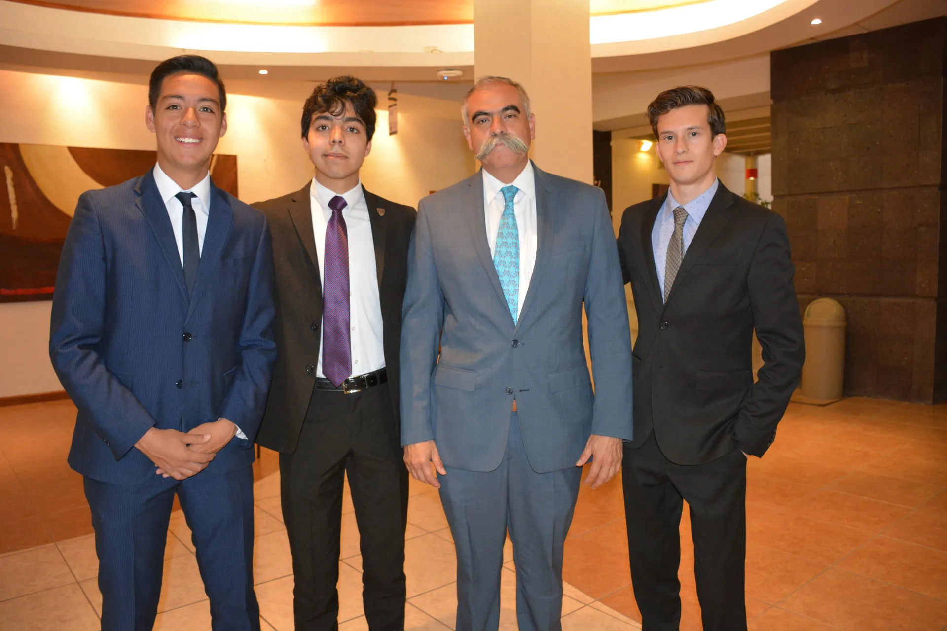 Alumnos con presidente de la comisión
