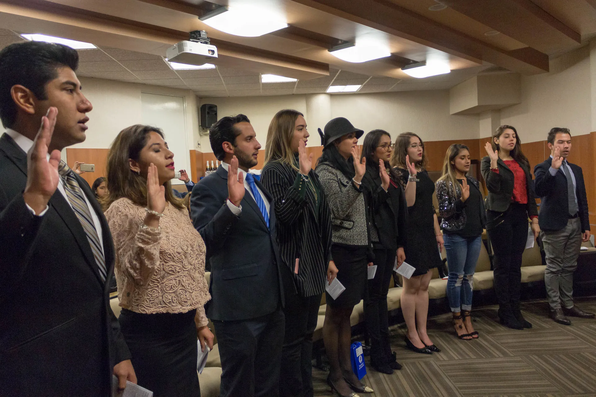 Alumnos de Derecho tomando protesta para para pertenecer a Phi Delta Phi