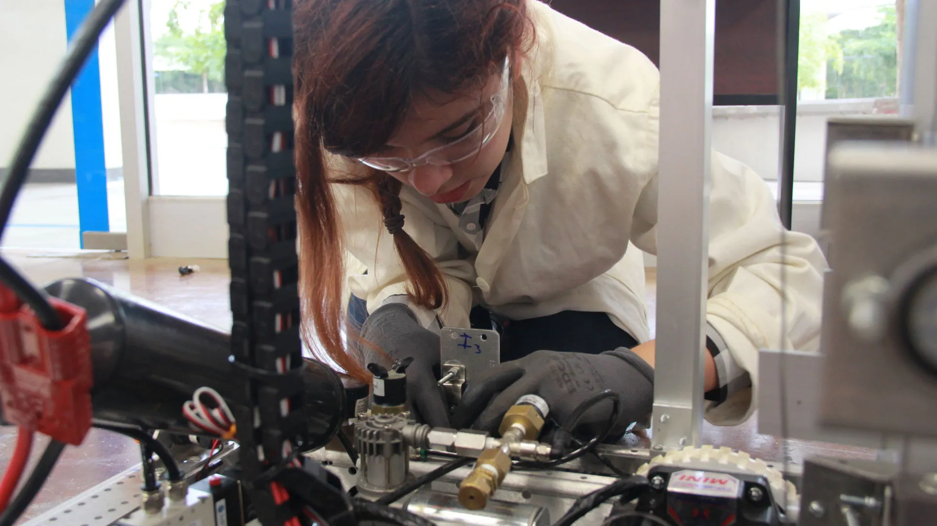 Integrante del equipo de Titanium Rams armando Robot