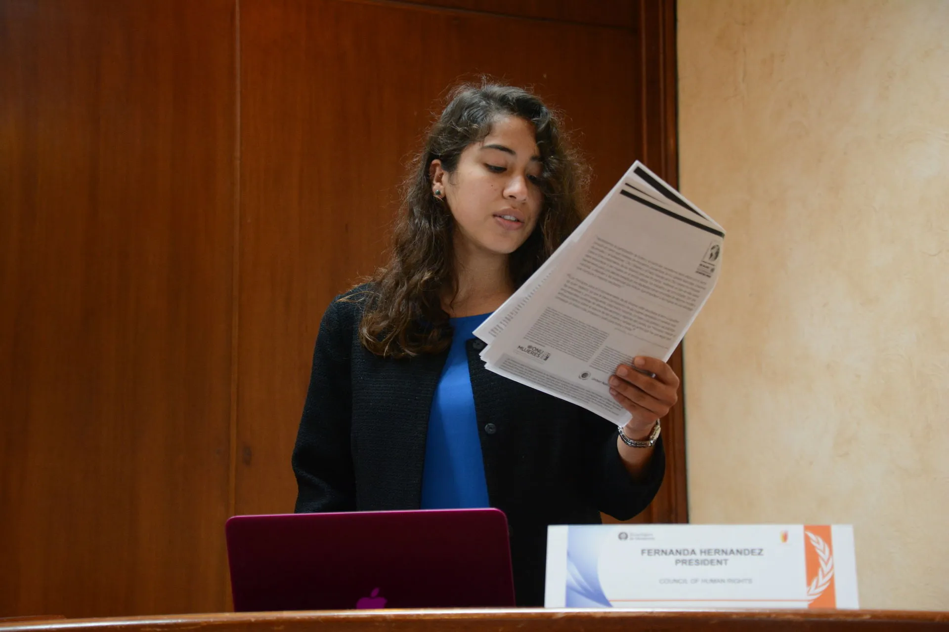 Mujer leyendo un documento.