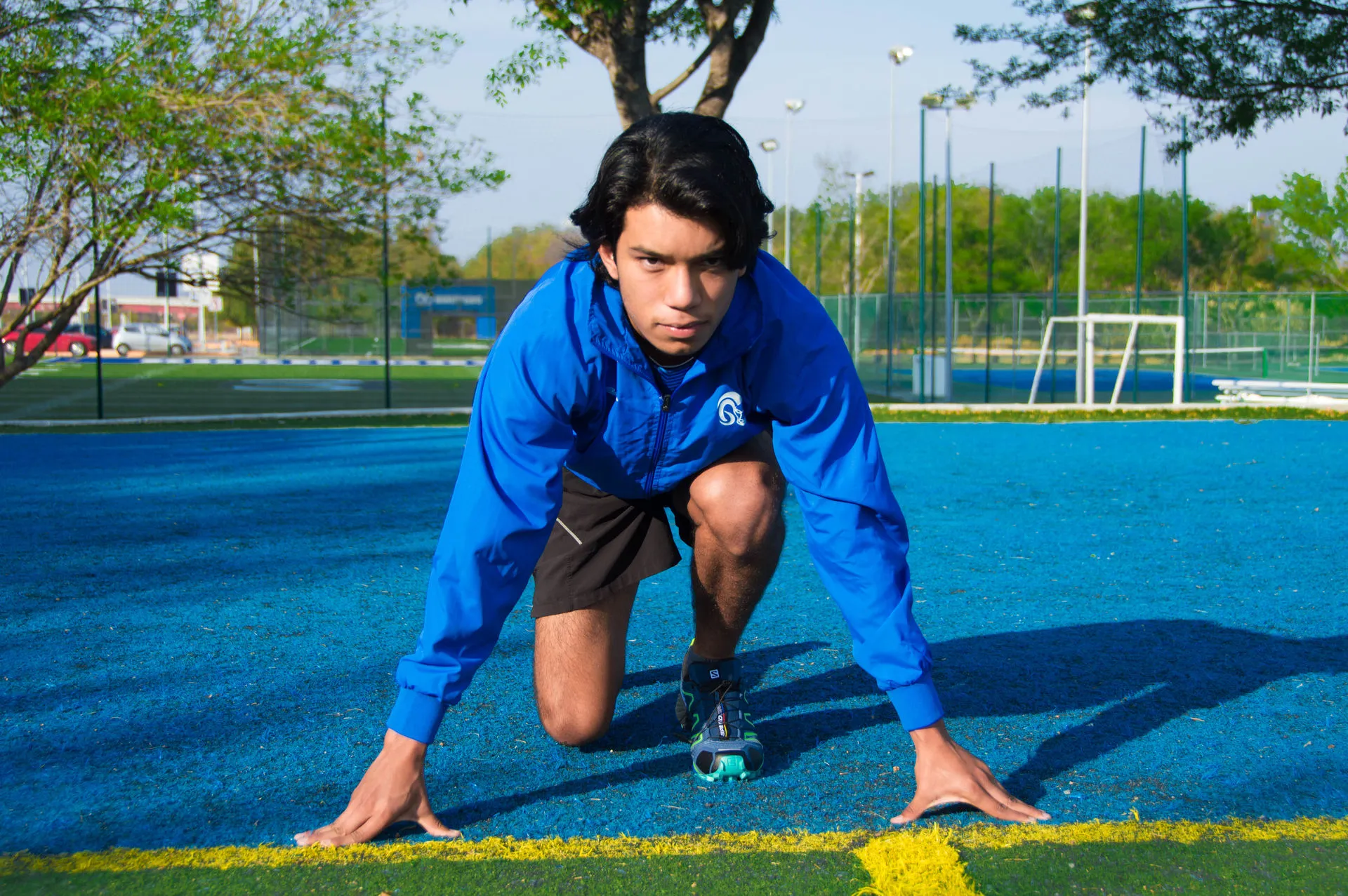 Joven preparandose para correr