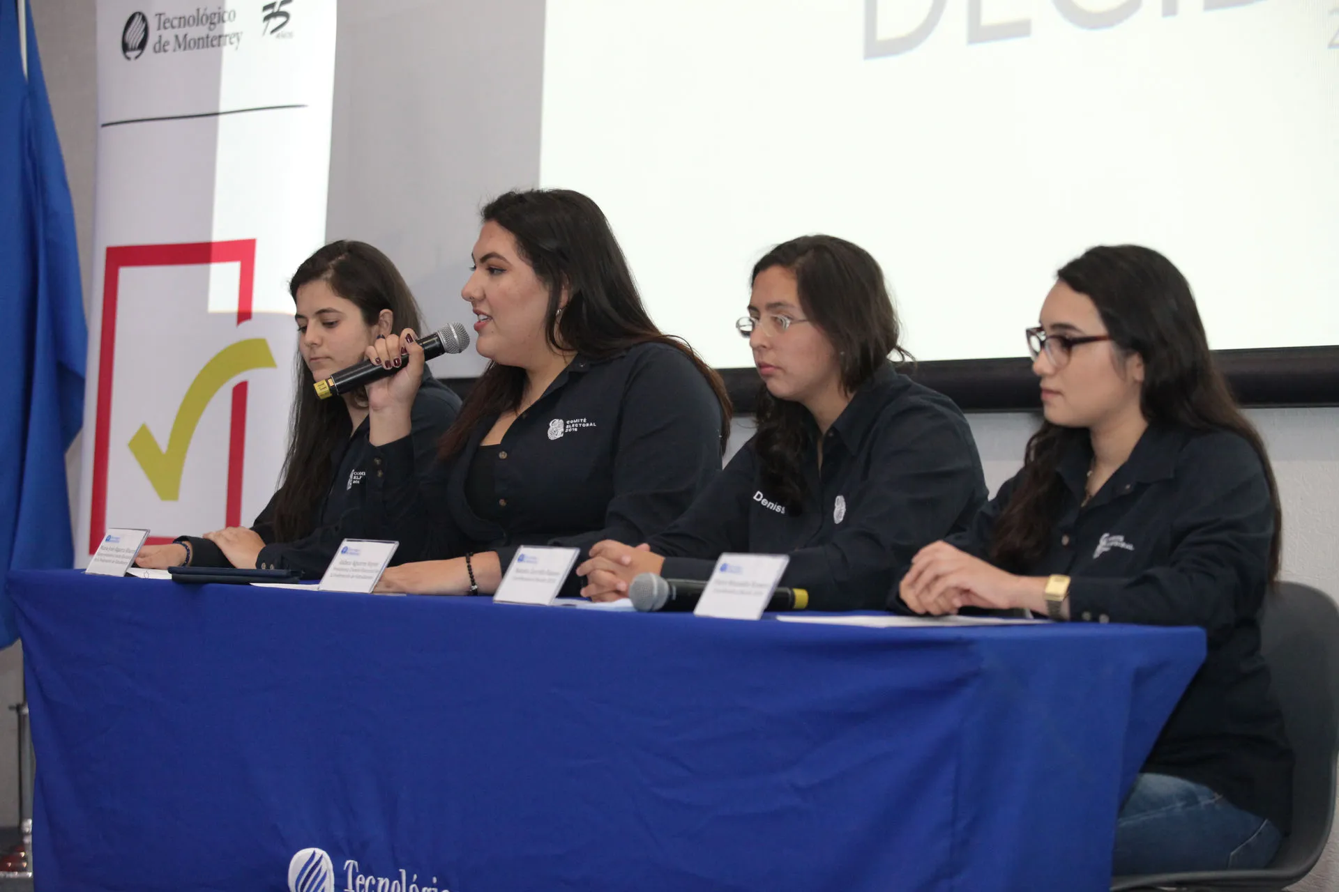 Las representantes del Comité Electoral de la Federación de Estudiantes y las coordinadoras del proyecto Decide 2018, en rueda de prensa informaron a los medios de comunicación sobre el panel a celebrarse el próximo 24 de abril en Querétaro.