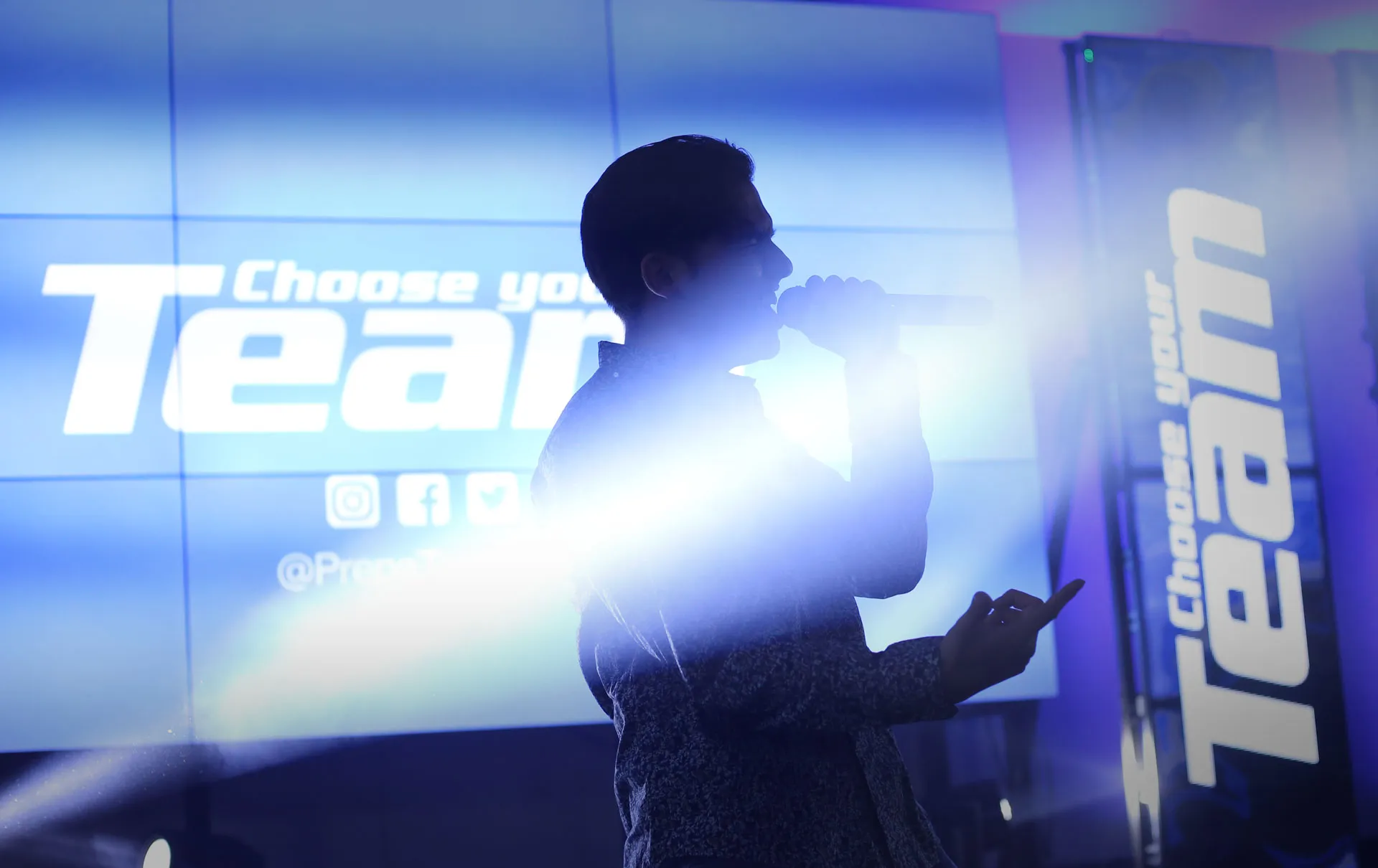 Iván participando en eventos de canto