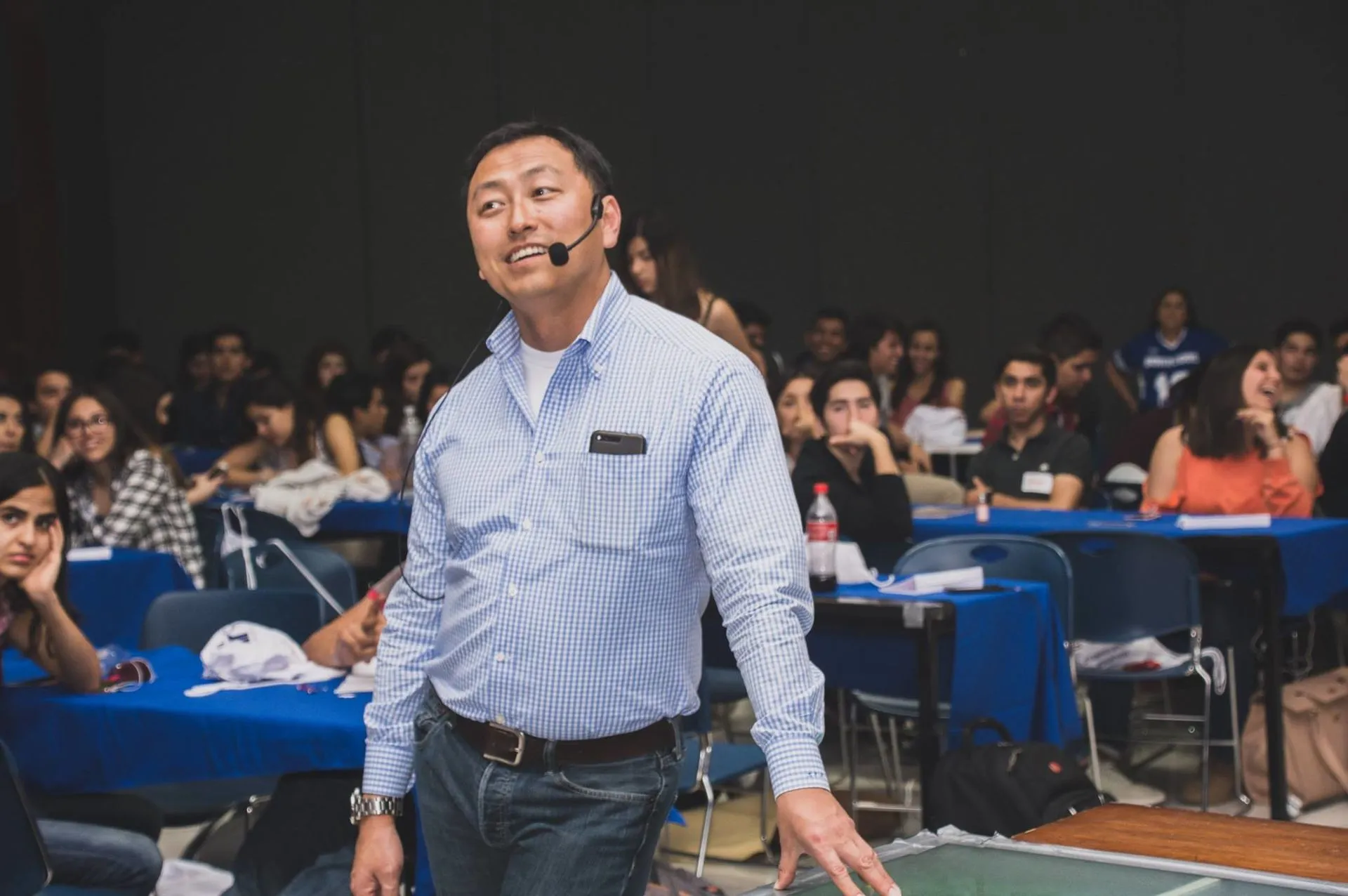 Hombre con microfono de diadema sonriendo